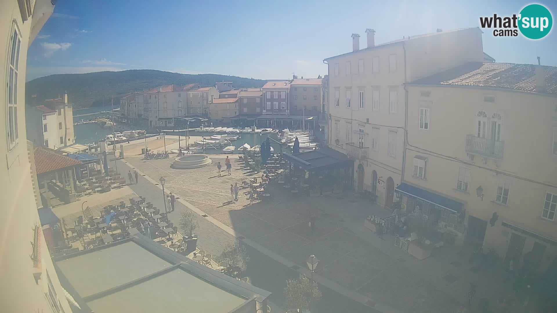 Web kamera Grad Cres – glavni trg i “mandrač” – otok Cres