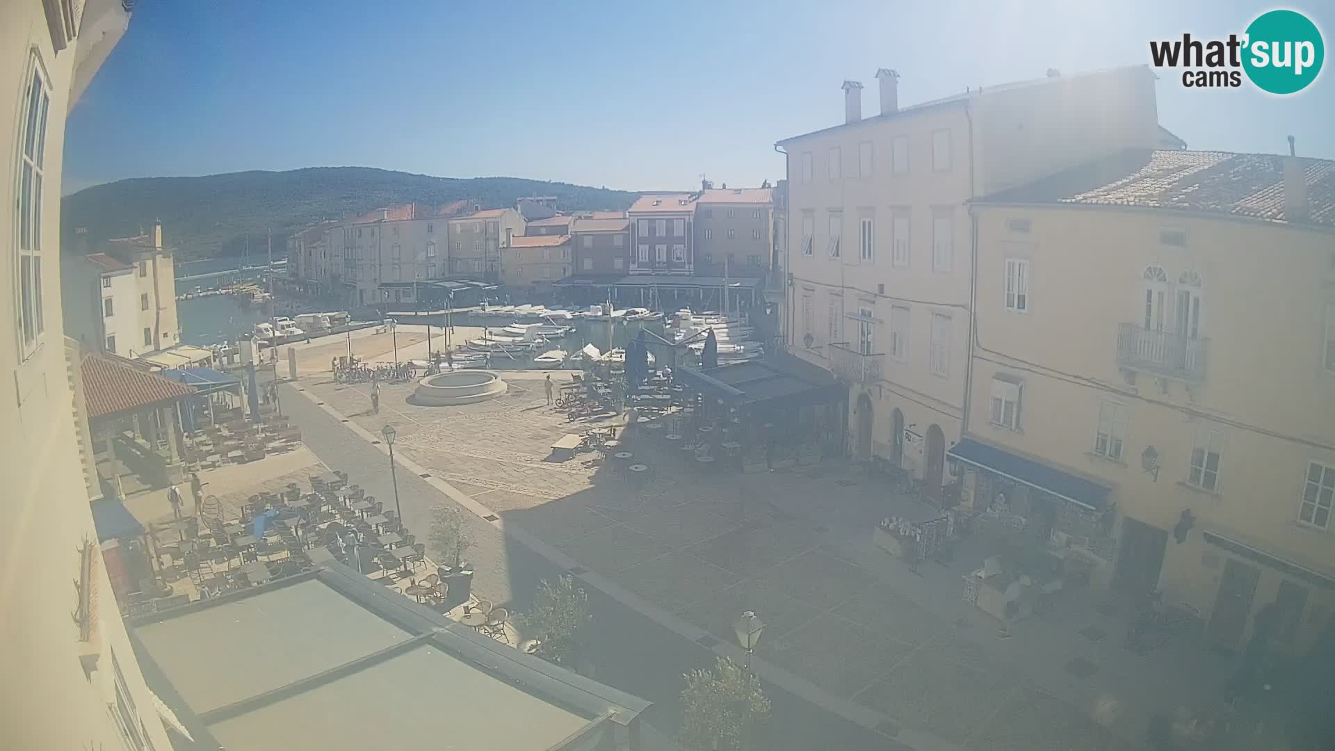 Kamera v ŽIVO Cres mesto – glavni trg in “mandrač” – otok Cres – Hrvaška