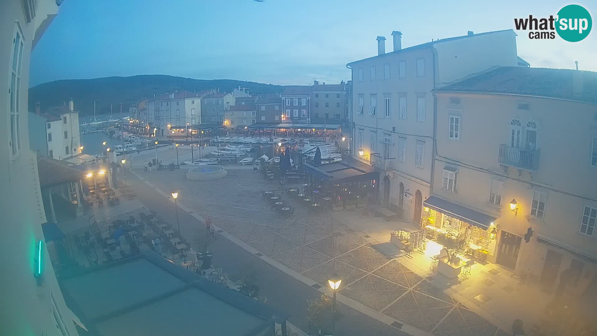 Kamera v ŽIVO Cres mesto – glavni trg in “mandrač” – otok Cres – Hrvaška