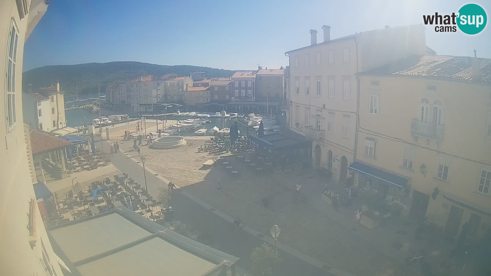 Web kamera Grad Cres – glavni trg i “mandrač” – otok Cres