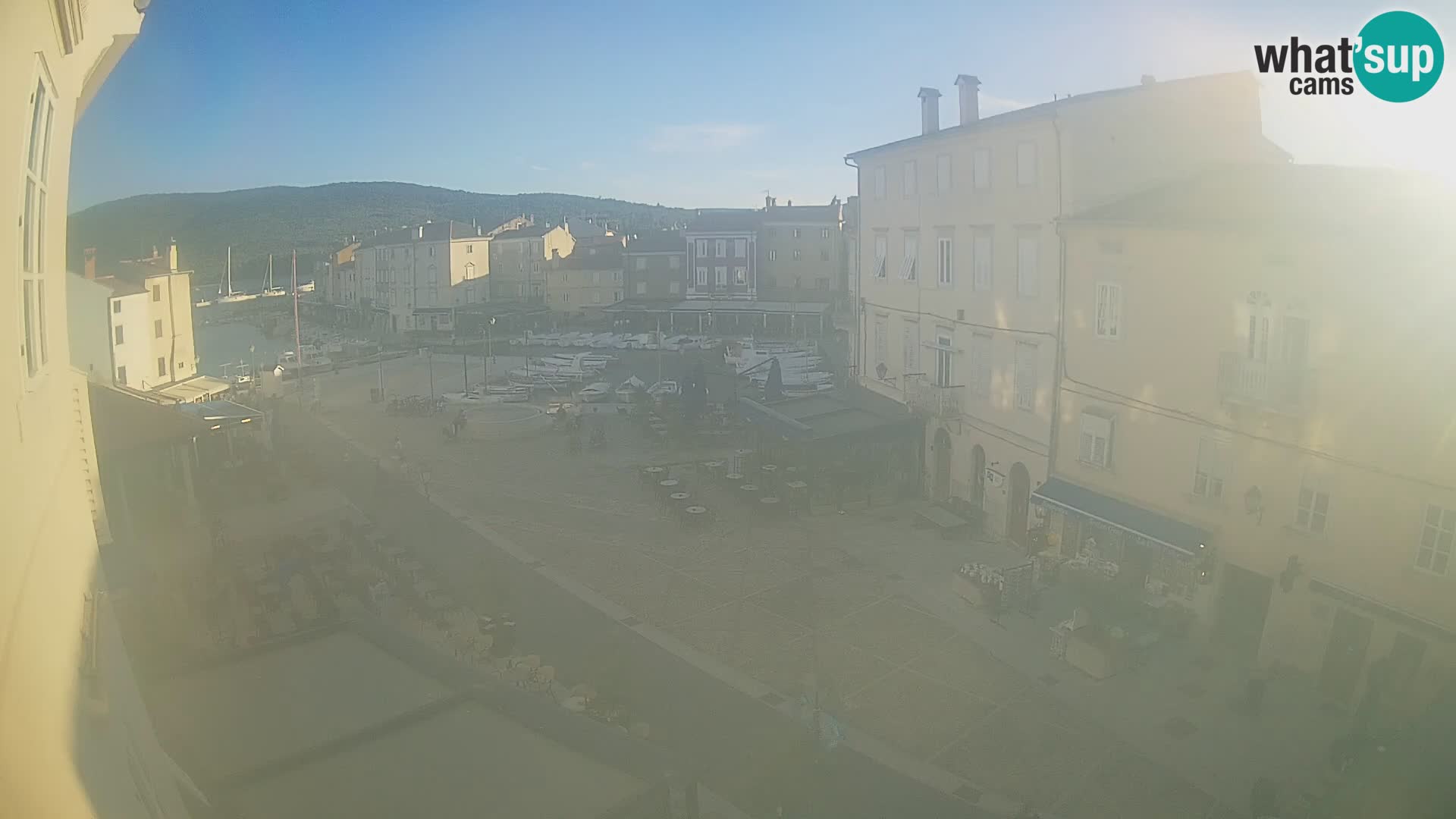 Kamera v ŽIVO Cres mesto – glavni trg in “mandrač” – otok Cres – Hrvaška