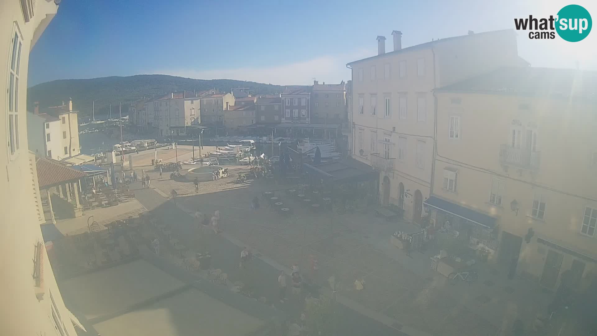 Web kamera Grad Cres – glavni trg i “mandrač” – otok Cres