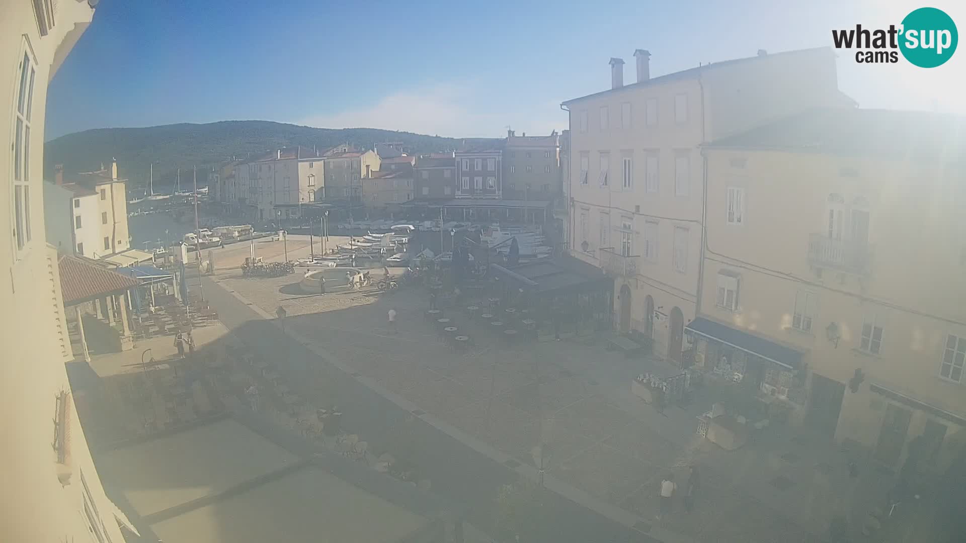 V ŽIVO spletna kamera Cres mesto – glavni trg in “mandrač” – otok Cres – Hrvaška