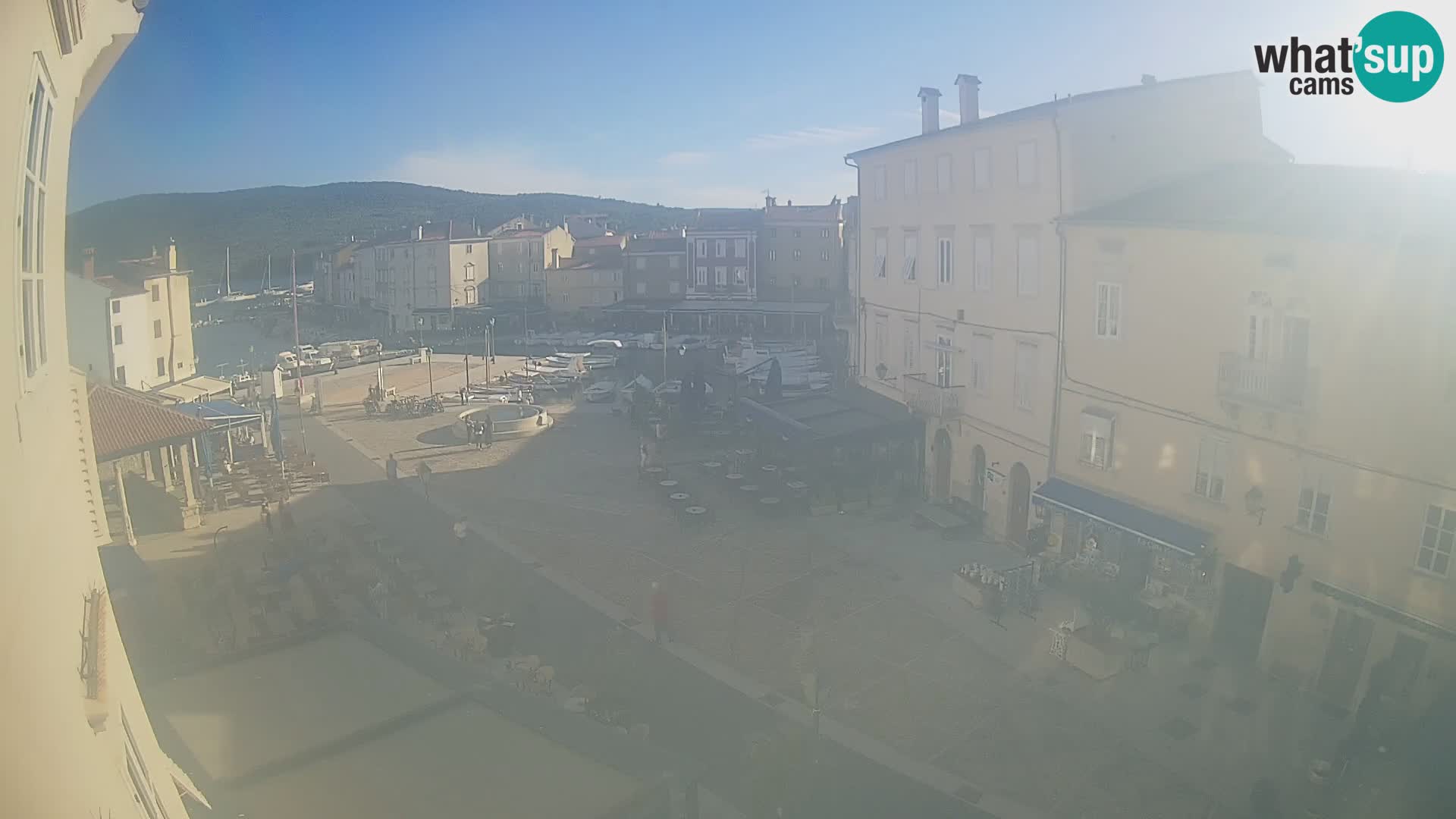 Kamera v ŽIVO Cres mesto – glavni trg in “mandrač” – otok Cres – Hrvaška