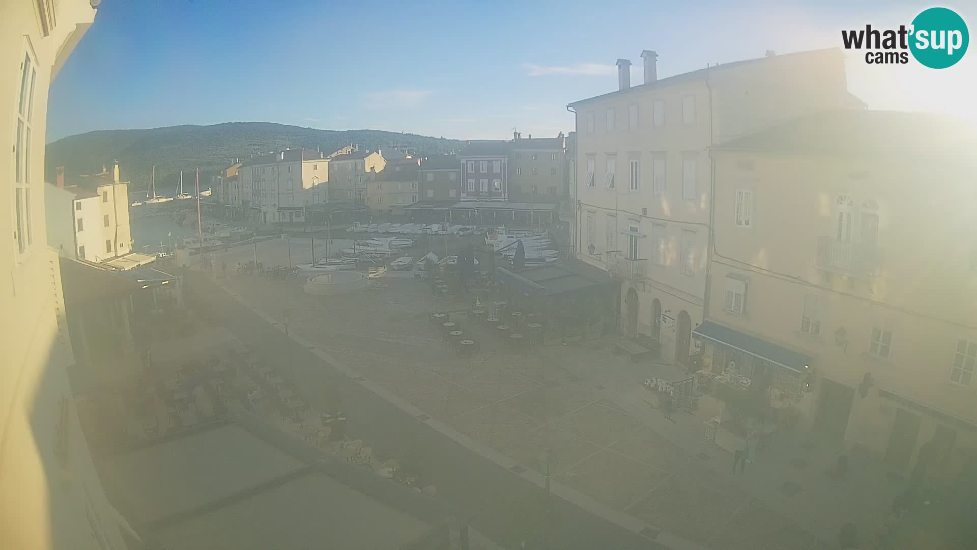 Cámara en vivo ciudad de Cres – plaza principal y “mandrač” – isla de Cres – Croacia