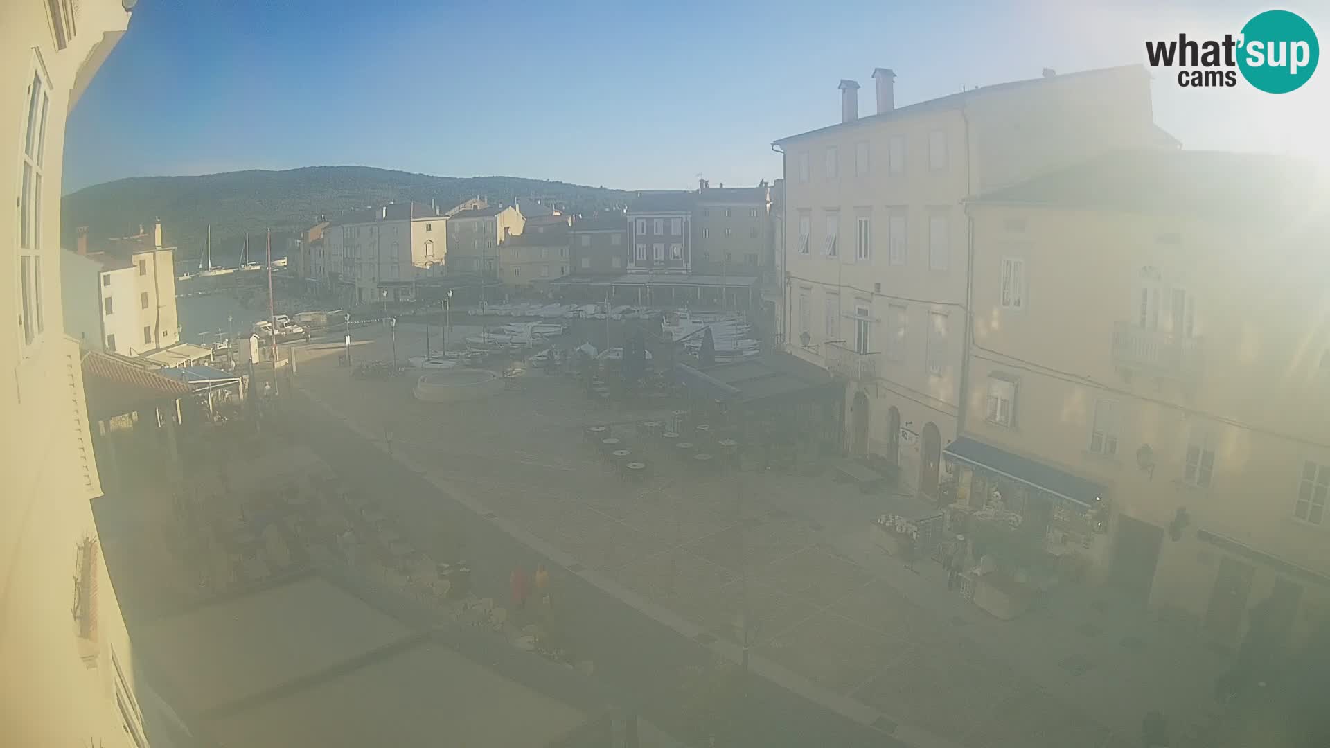 Kamera v ŽIVO Cres mesto – glavni trg in “mandrač” – otok Cres – Hrvaška