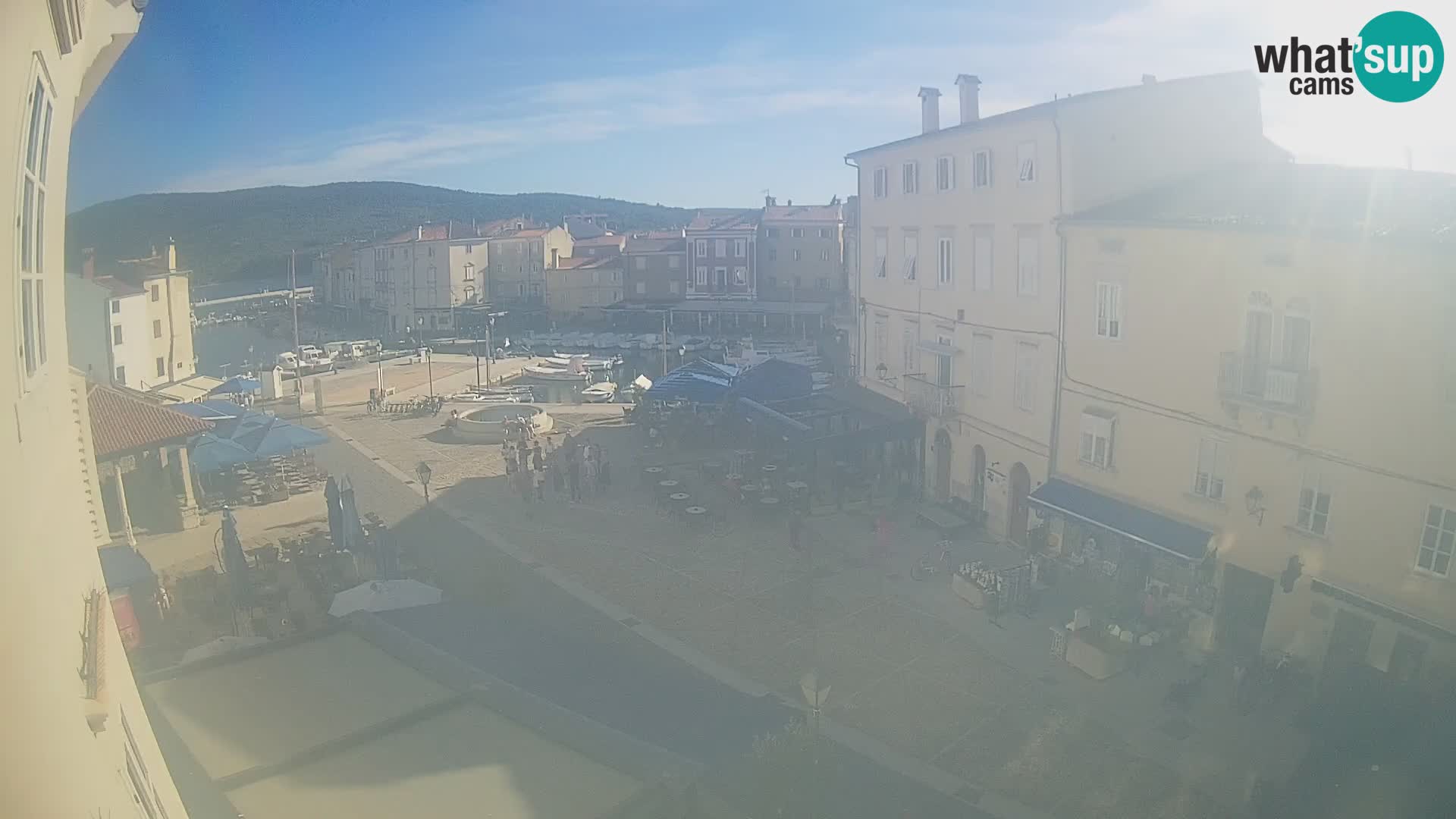Cámara en vivo ciudad de Cres – plaza principal y “mandrač” – isla de Cres – Croacia