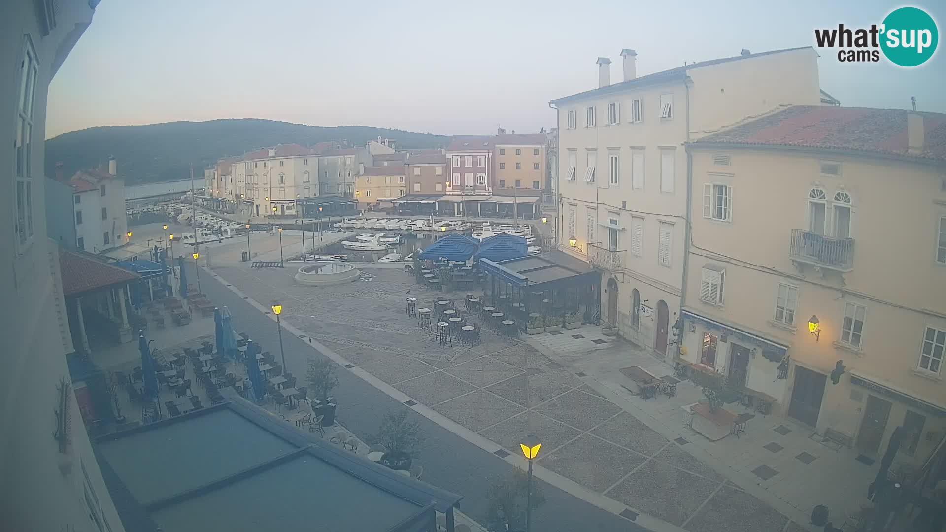 Web kamera Grad Cres – glavni trg i “mandrač” – otok Cres