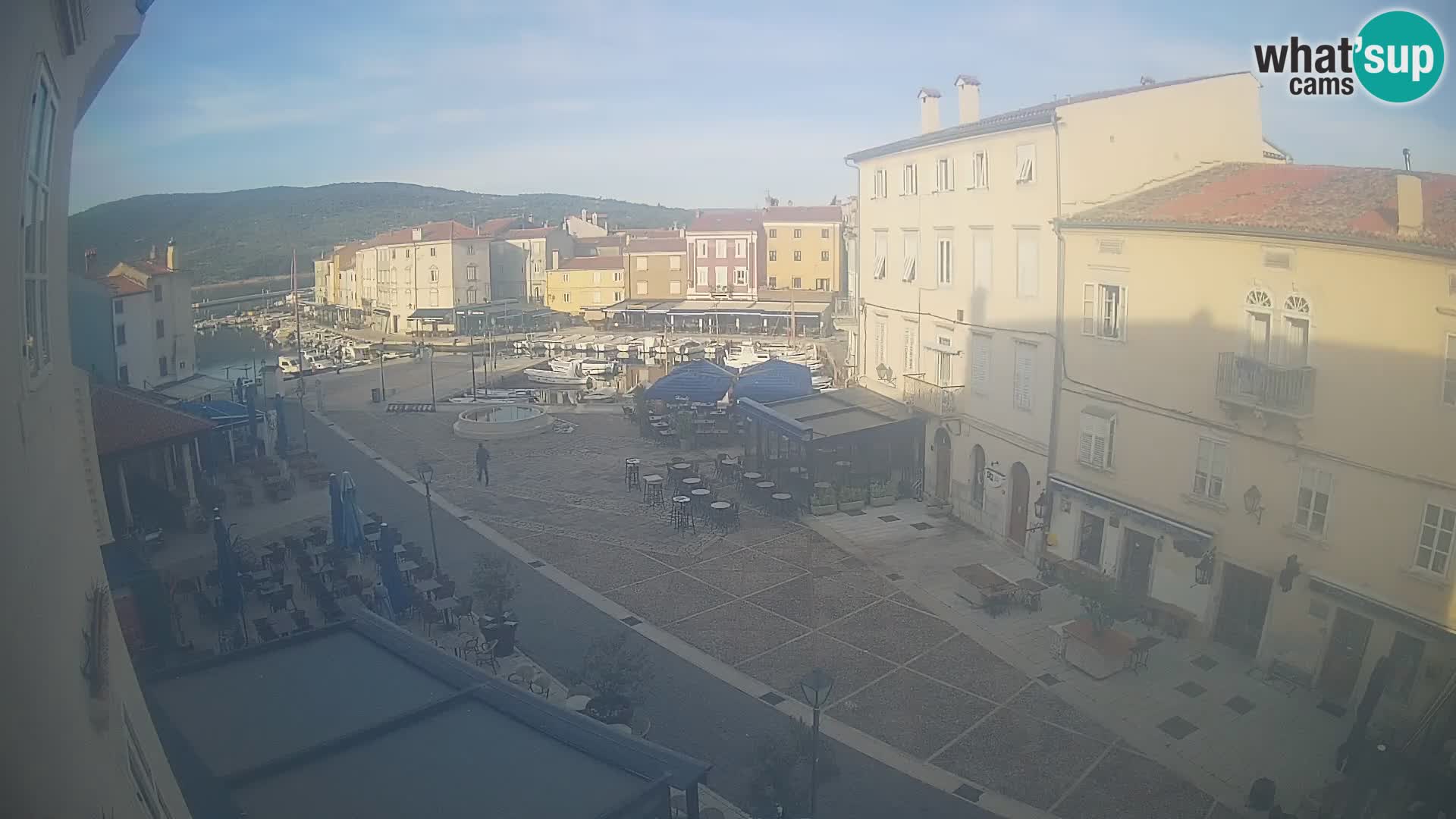 Web kamera Grad Cres – glavni trg i “mandrač” – otok Cres