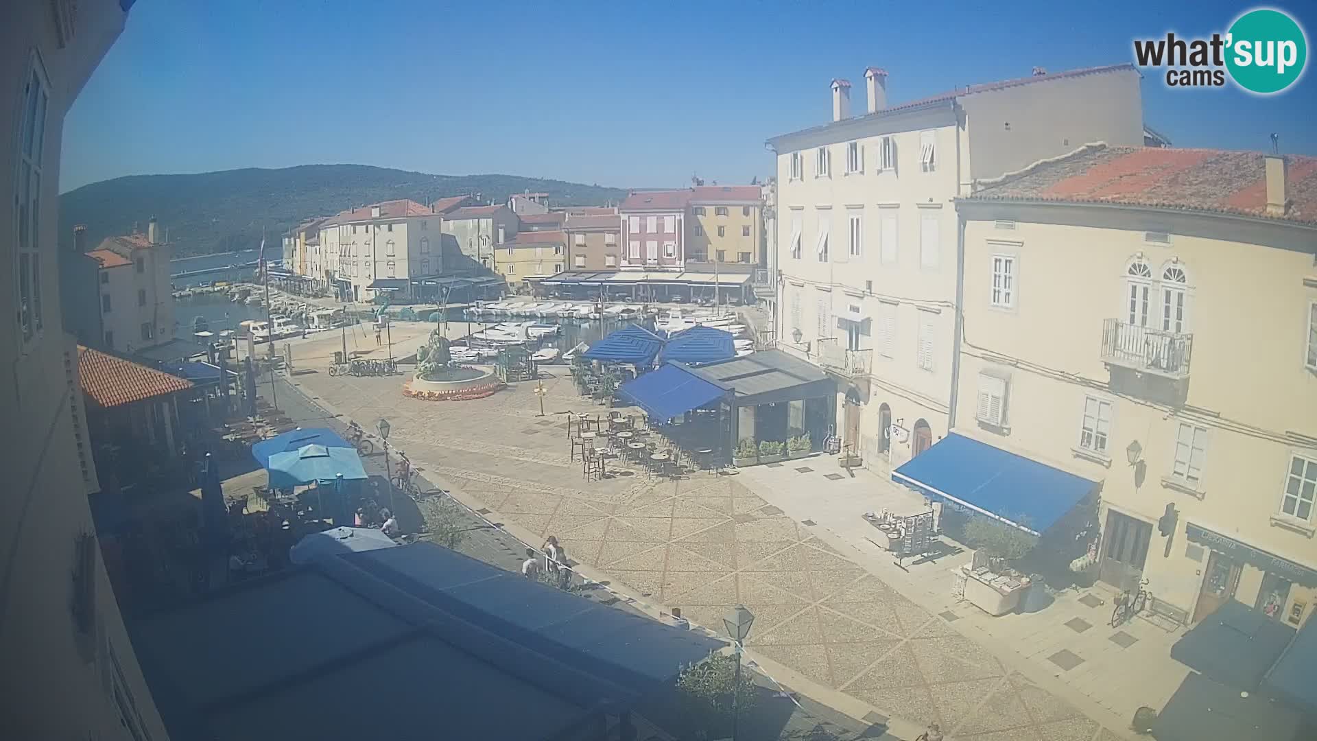 V ŽIVO spletna kamera Cres mesto – glavni trg in “mandrač” – otok Cres – Hrvaška
