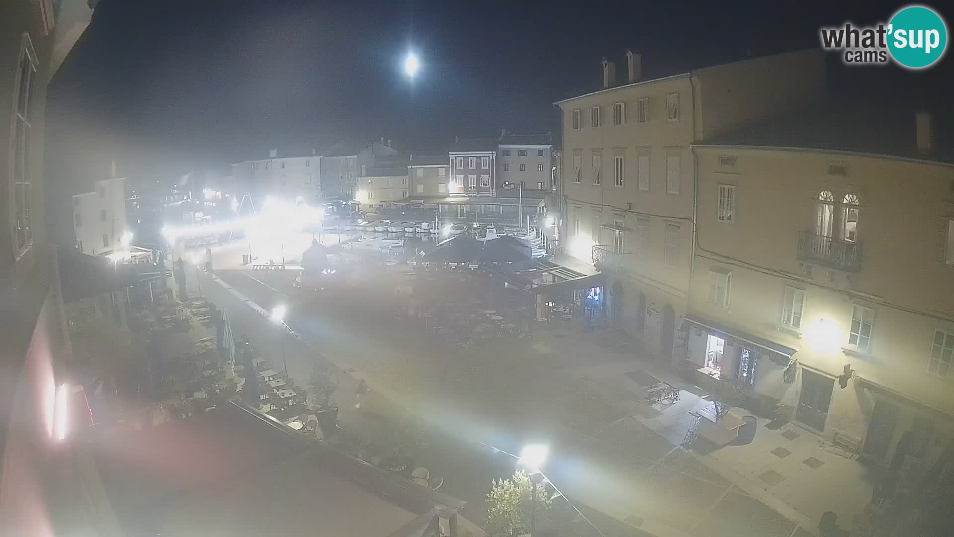 V ŽIVO spletna kamera Cres mesto – glavni trg in “mandrač” – otok Cres – Hrvaška