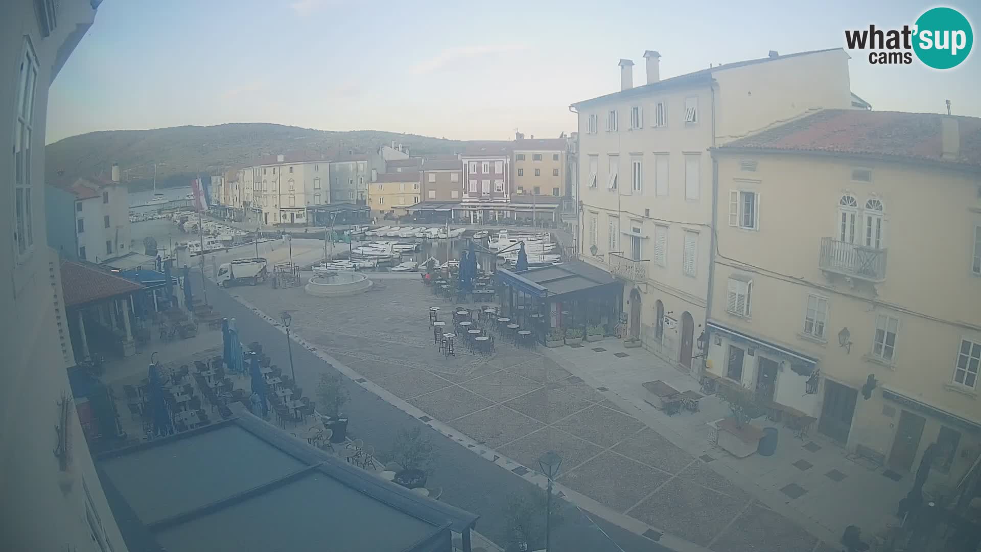 LIVE cam Cres city – place principale et “mandrač” – île de Cres – Croatie