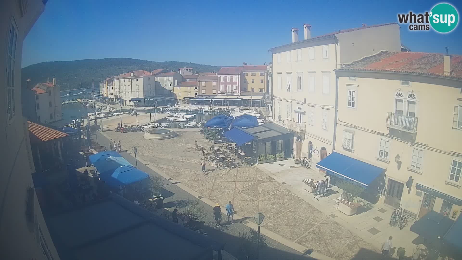 Web kamera Grad Cres – glavni trg i “mandrač” – otok Cres