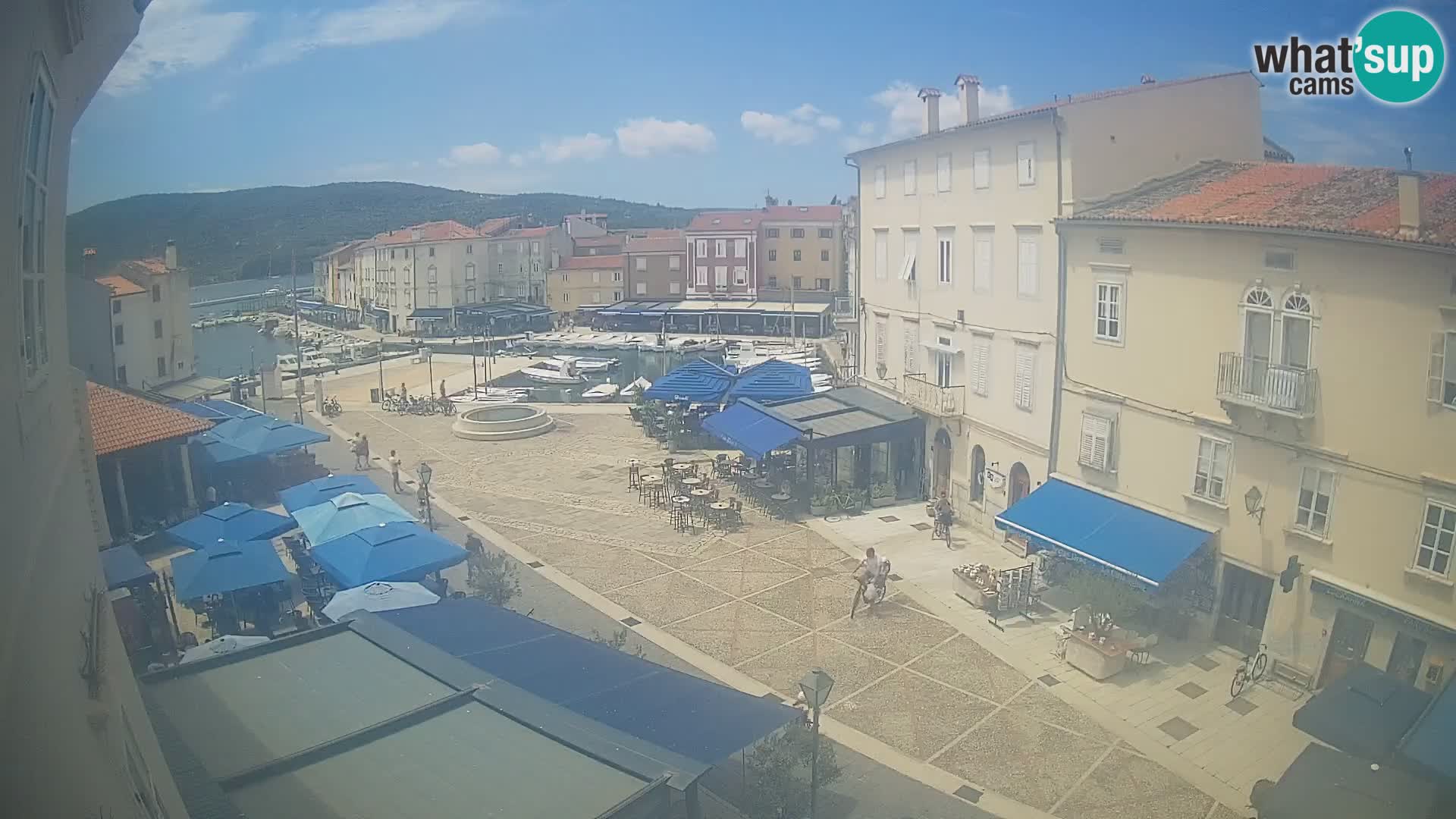 Web kamera Grad Cres – glavni trg i “mandrač” – otok Cres