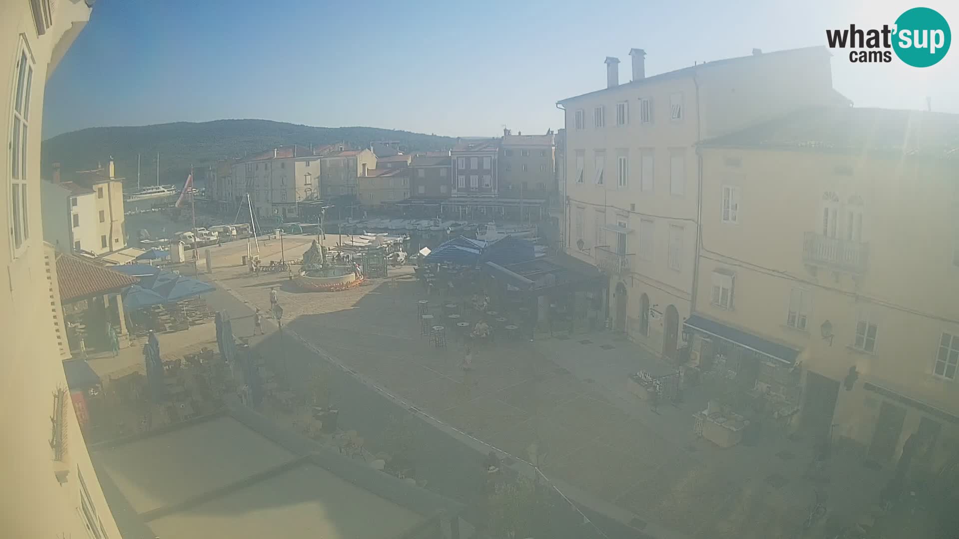 Web kamera Grad Cres – glavni trg i “mandrač” – otok Cres