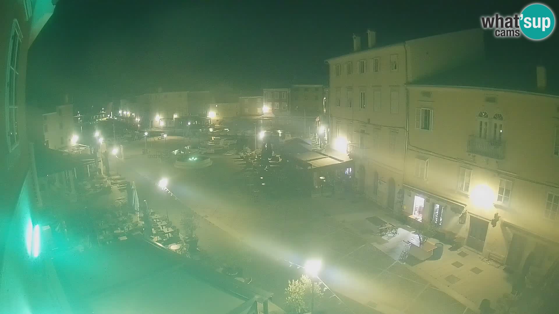 Web kamera Grad Cres – glavni trg i “mandrač” – otok Cres