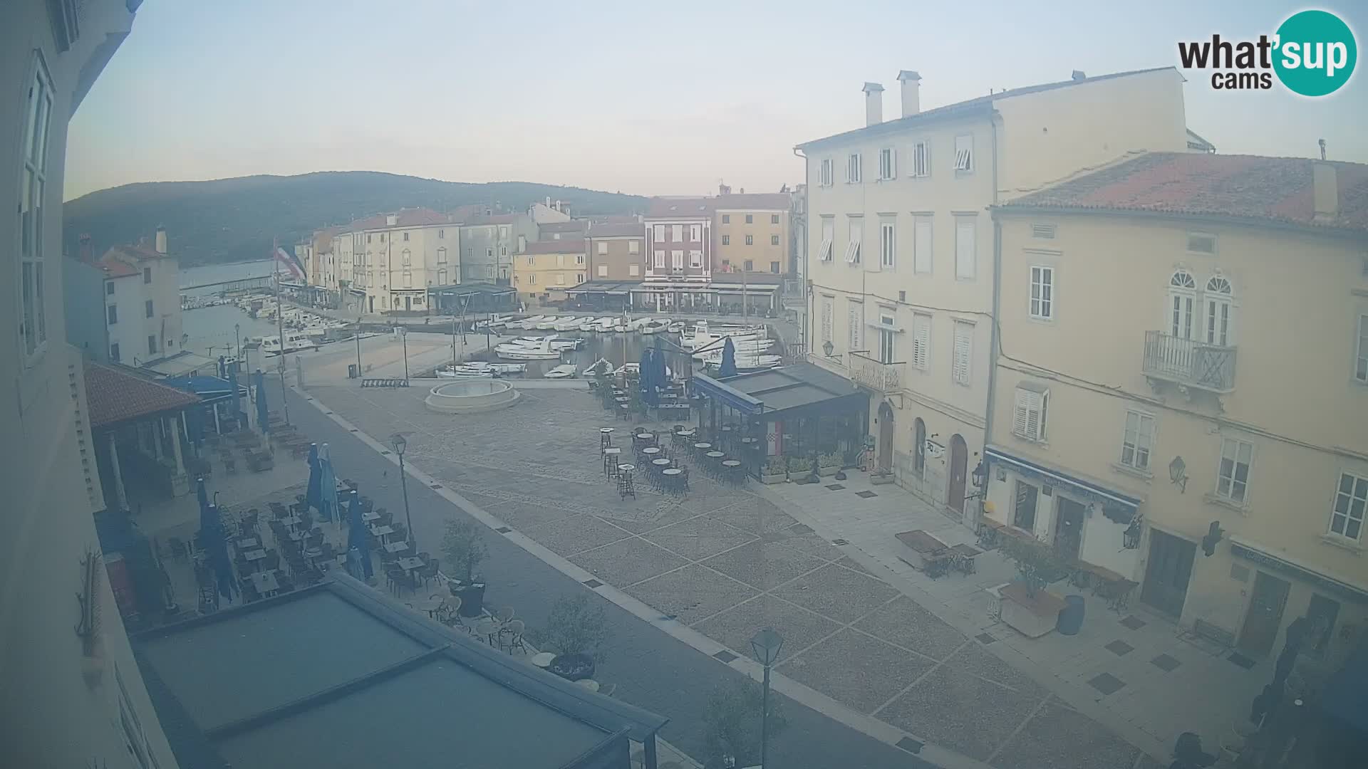 V ŽIVO spletna kamera Cres mesto – glavni trg in “mandrač” – otok Cres – Hrvaška