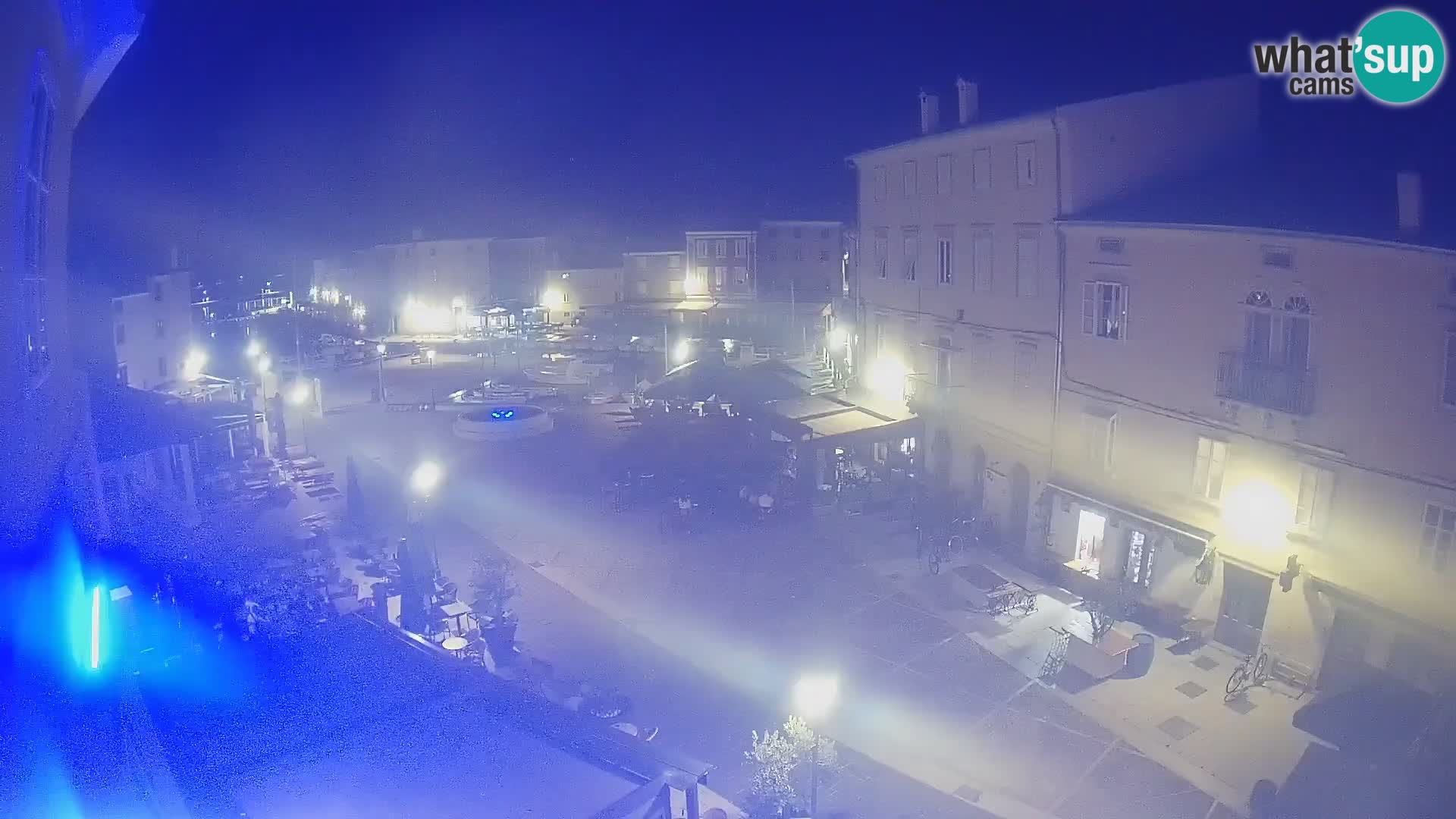 Web kamera Grad Cres – glavni trg i “mandrač” – otok Cres