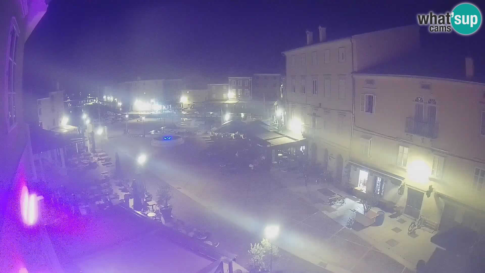 Web kamera Grad Cres – glavni trg i “mandrač” – otok Cres