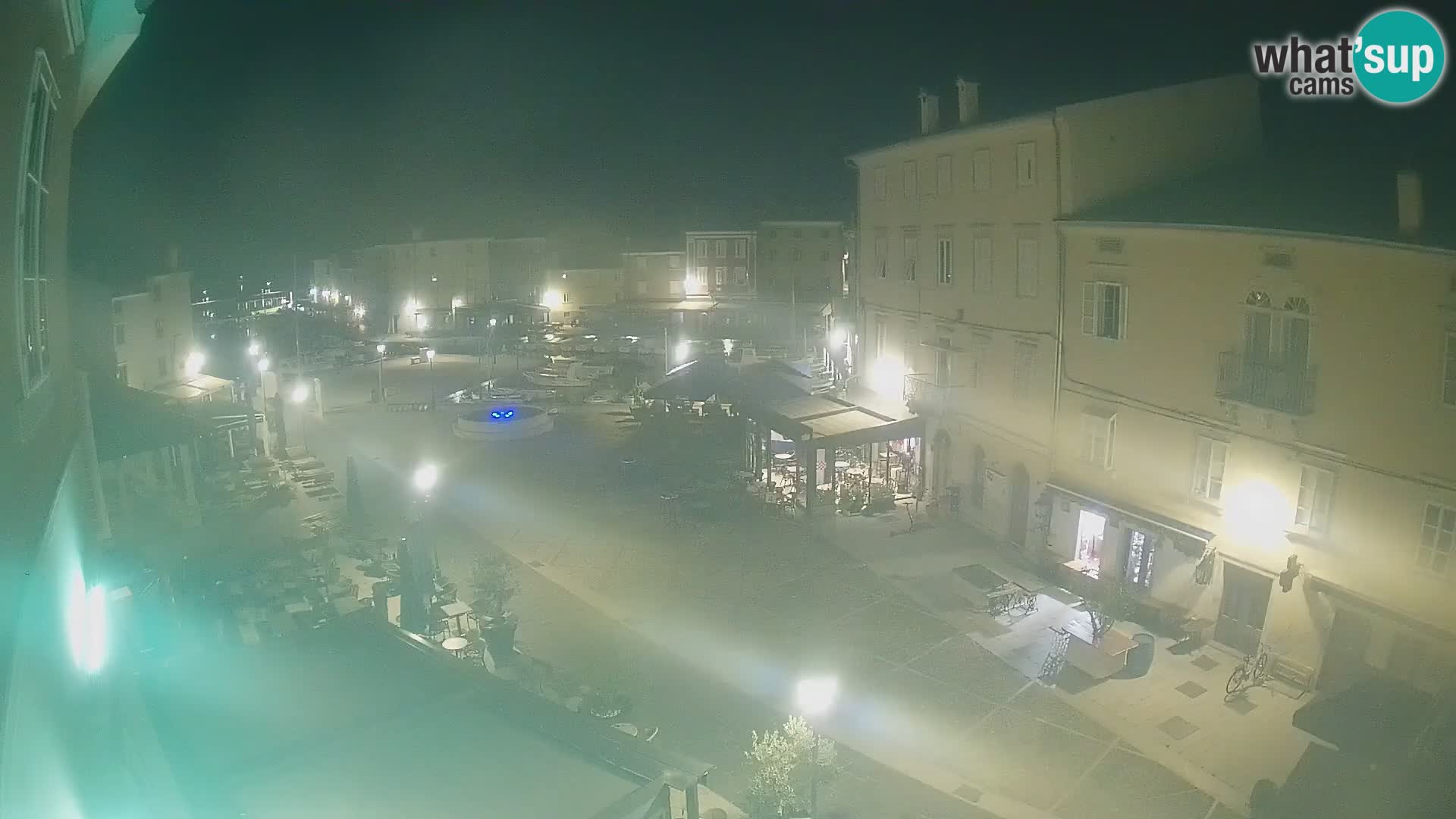 Web kamera Grad Cres – glavni trg i “mandrač” – otok Cres