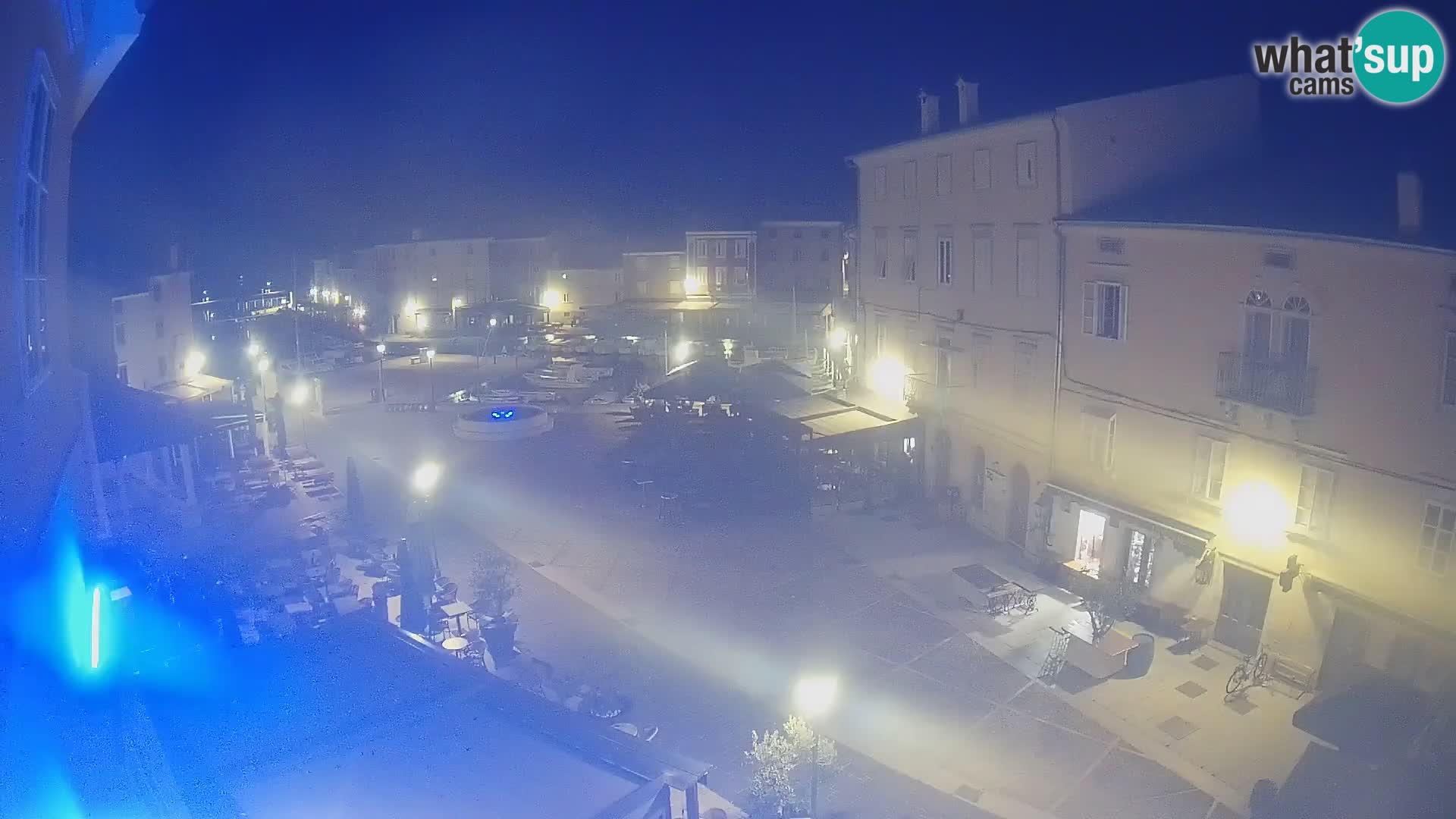 V ŽIVO spletna kamera Cres mesto – glavni trg in “mandrač” – otok Cres – Hrvaška