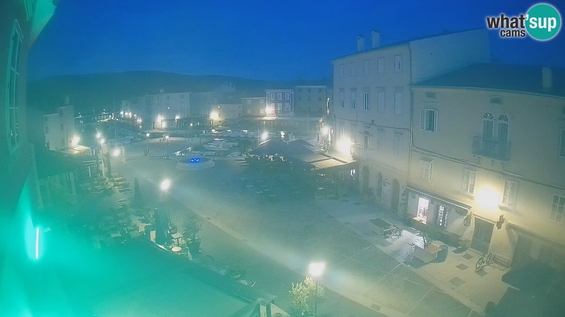 Web kamera Grad Cres – glavni trg i “mandrač” – otok Cres