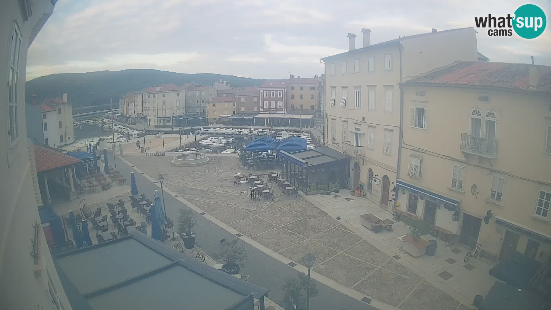 Web kamera Grad Cres – glavni trg i “mandrač” – otok Cres