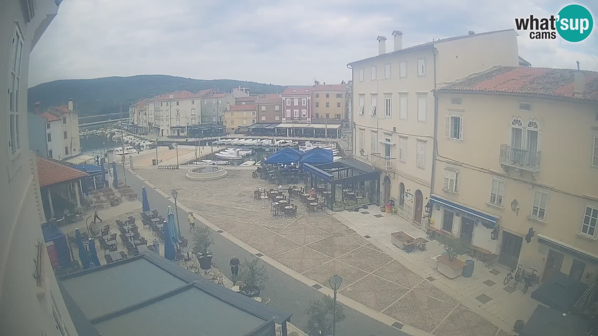 Web kamera Grad Cres – glavni trg i “mandrač” – otok Cres