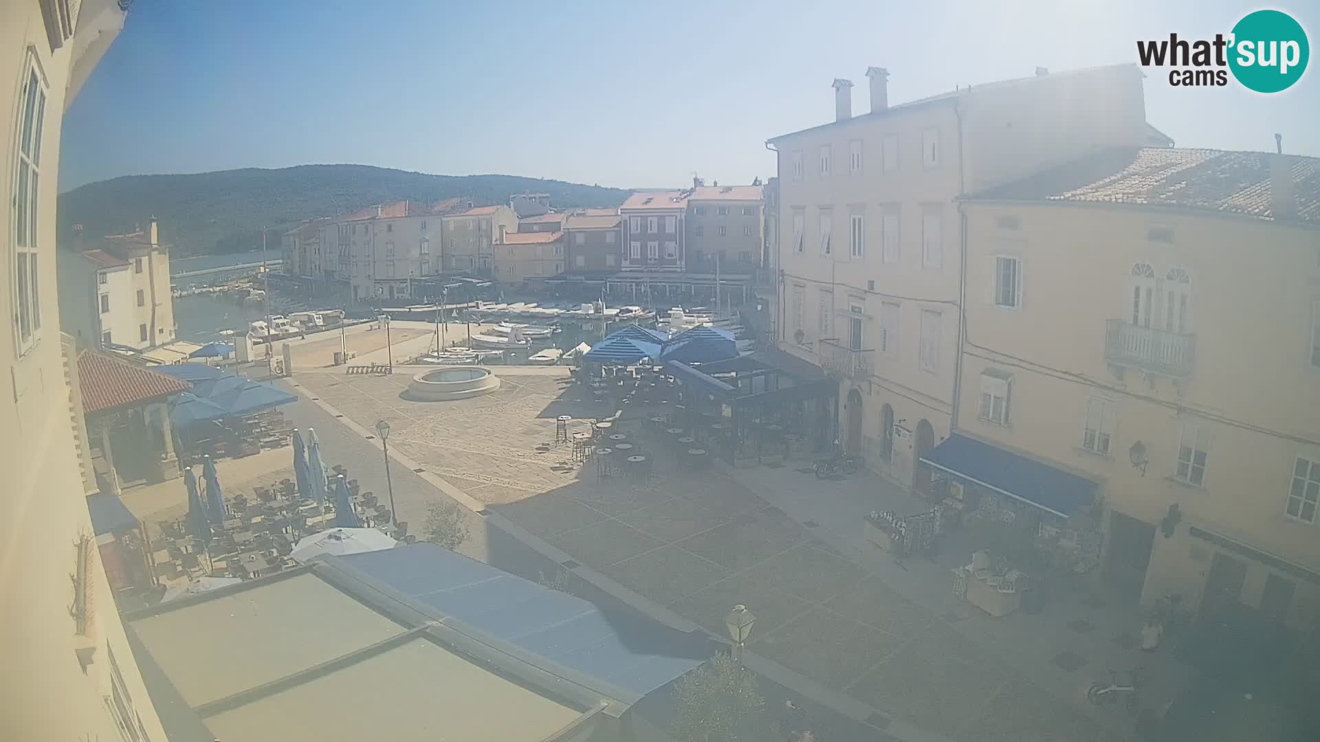 Web kamera Grad Cres – glavni trg i “mandrač” – otok Cres