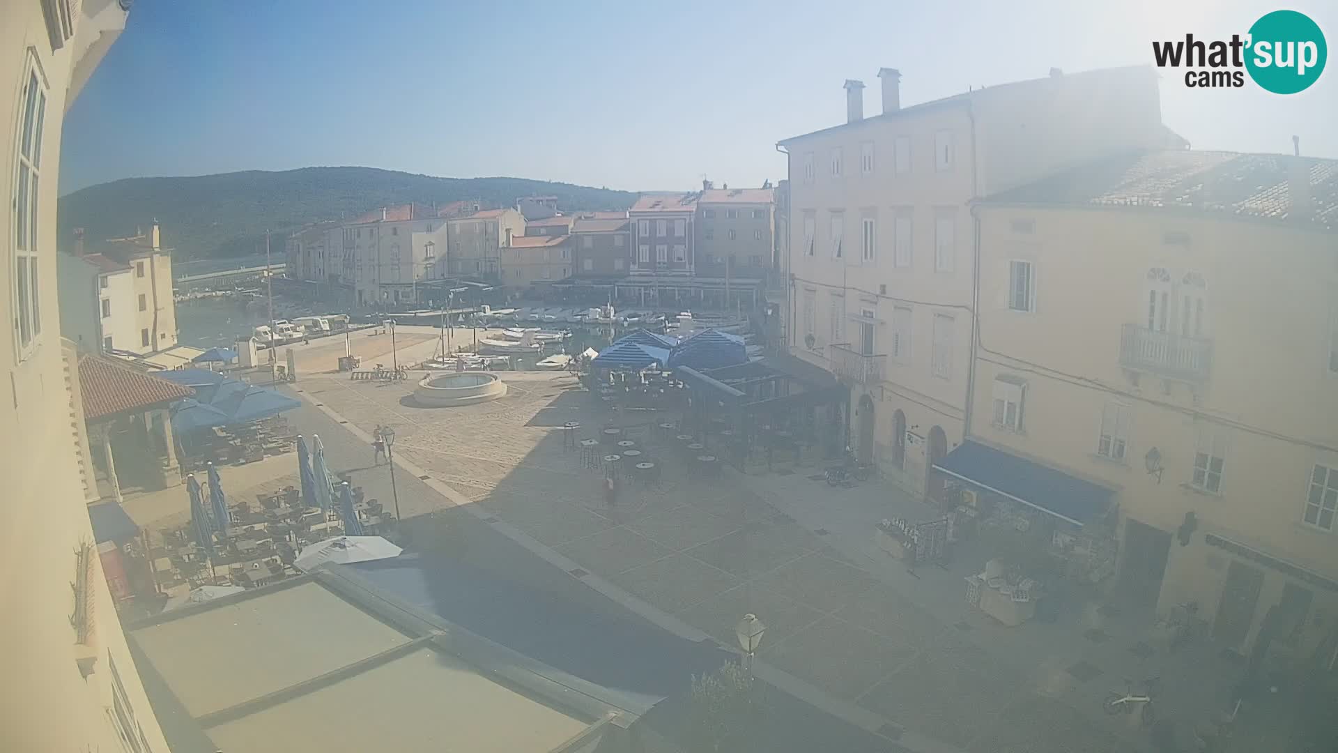 Cámara en vivo ciudad de Cres – plaza principal y “mandrač” – isla de Cres – Croacia