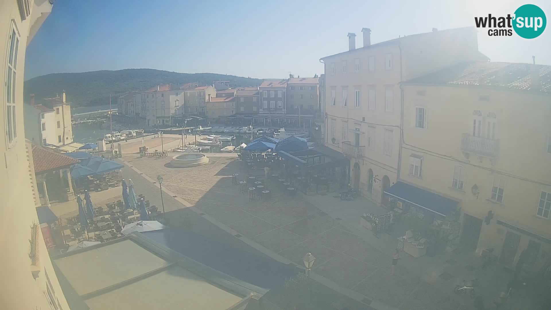 Web kamera Grad Cres – glavni trg i “mandrač” – otok Cres