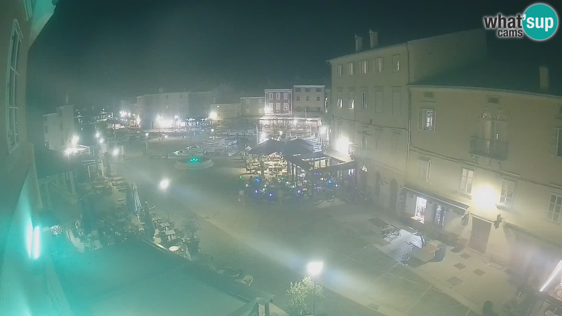 V ŽIVO spletna kamera Cres mesto – glavni trg in “mandrač” – otok Cres – Hrvaška