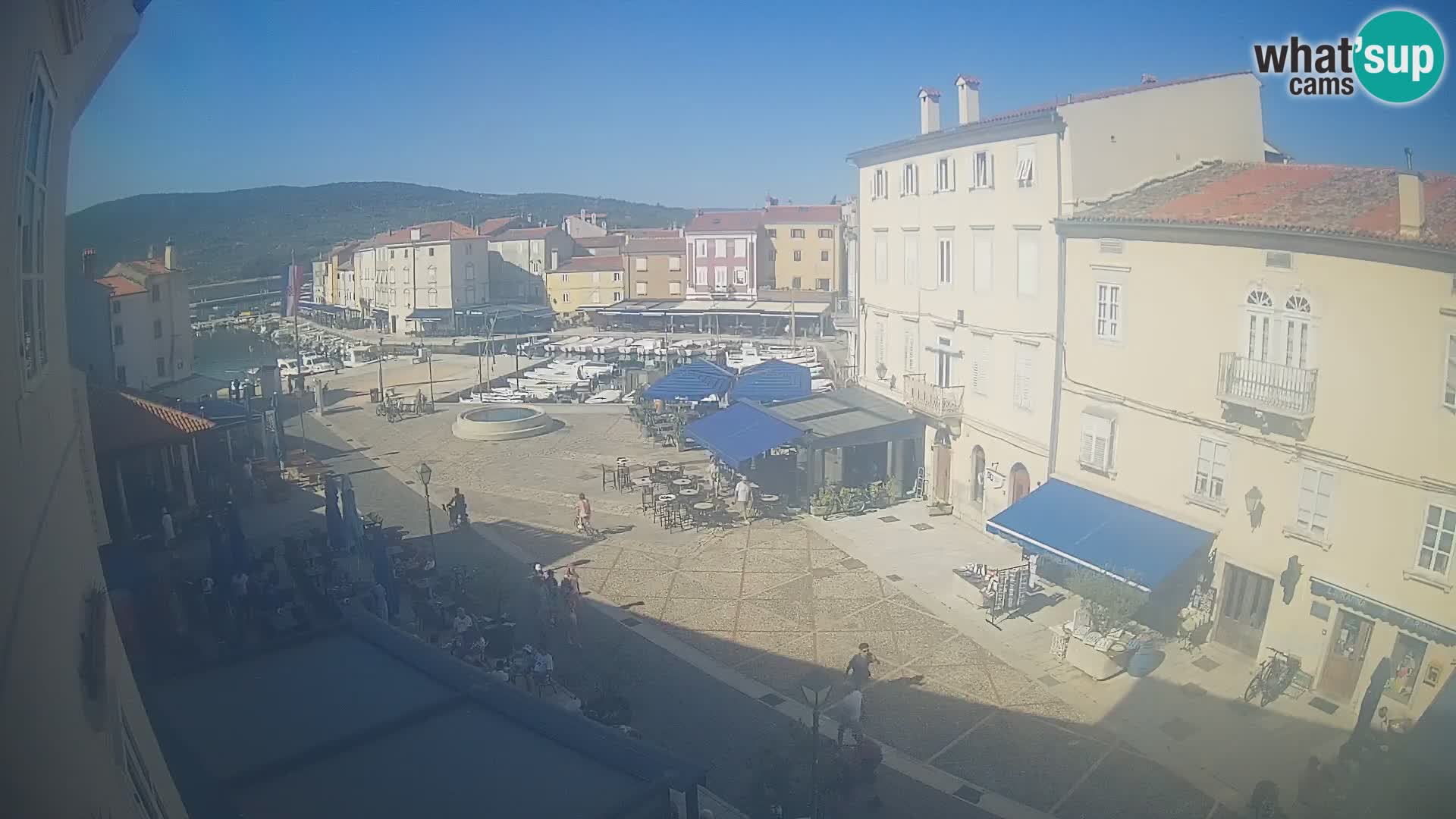 Web kamera Grad Cres – glavni trg i “mandrač” – otok Cres
