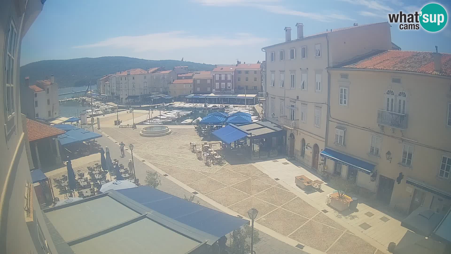 Web kamera Grad Cres – glavni trg i “mandrač” – otok Cres