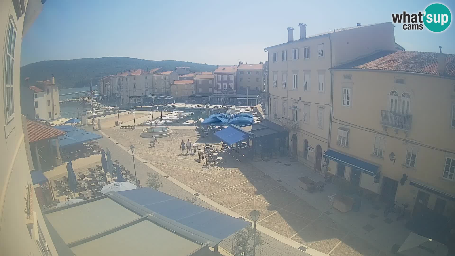 Web kamera Grad Cres – glavni trg i “mandrač” – otok Cres