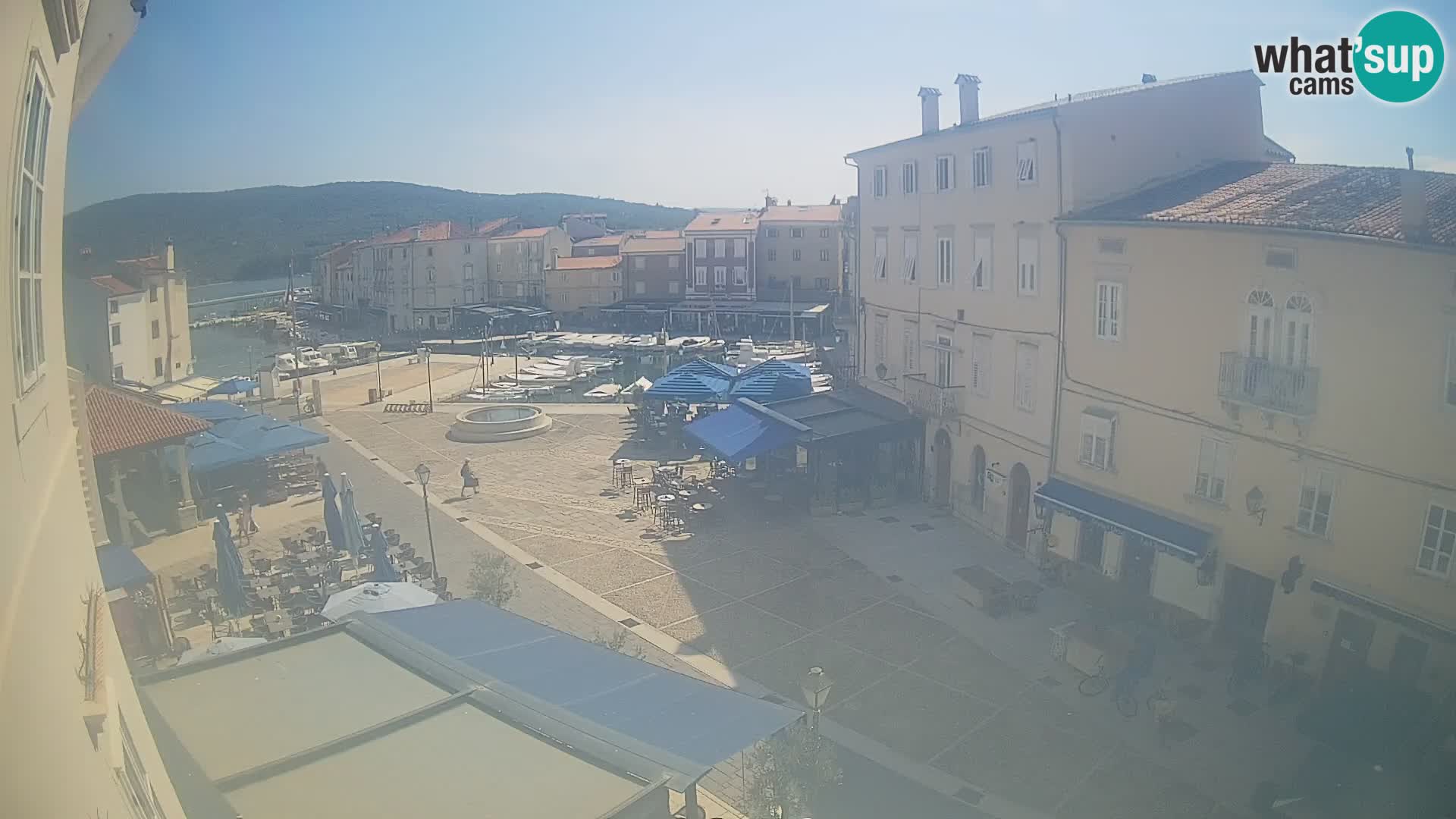 Web kamera Grad Cres – glavni trg i “mandrač” – otok Cres