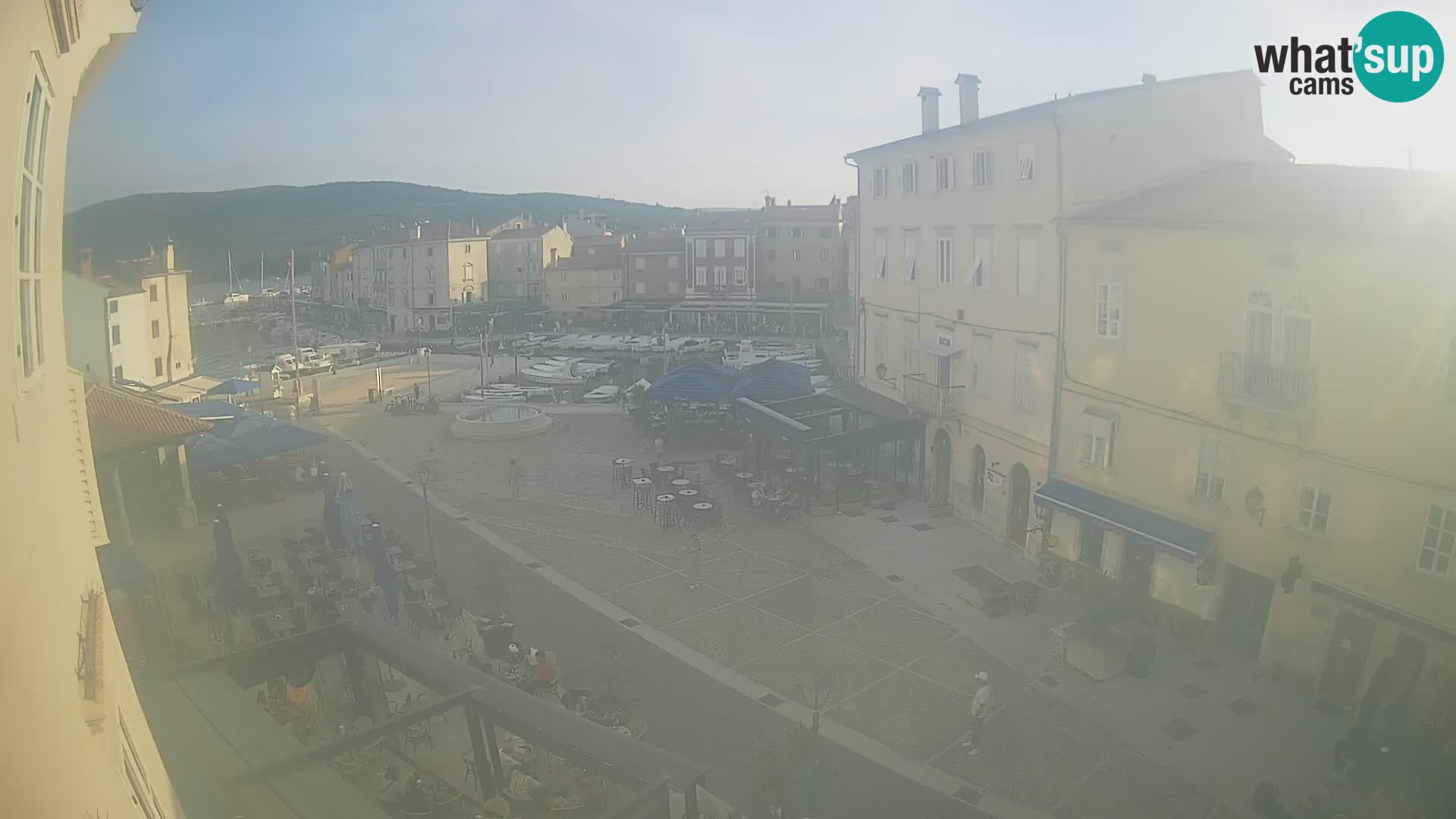 Cámara en vivo ciudad de Cres – plaza principal y “mandrač” – isla de Cres – Croacia