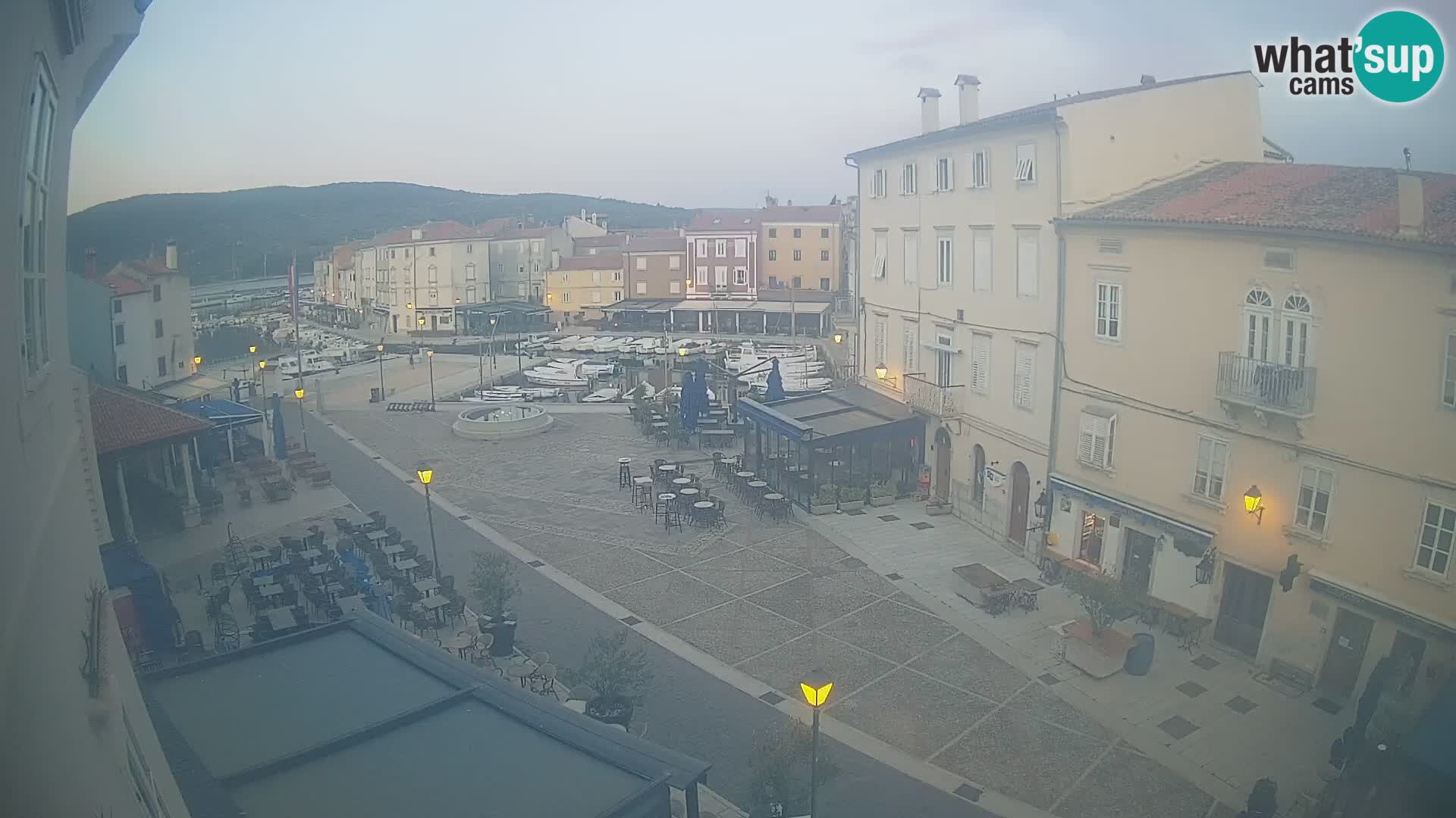 V ŽIVO spletna kamera Cres mesto – glavni trg in “mandrač” – otok Cres – Hrvaška