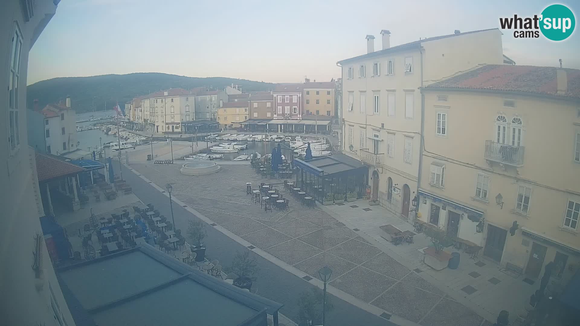 Web kamera Grad Cres – glavni trg i “mandrač” – otok Cres