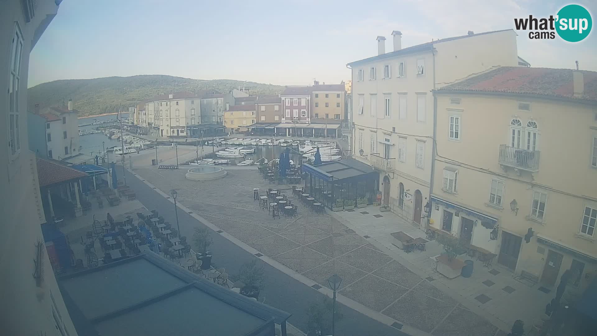 Web kamera Grad Cres – glavni trg i “mandrač” – otok Cres