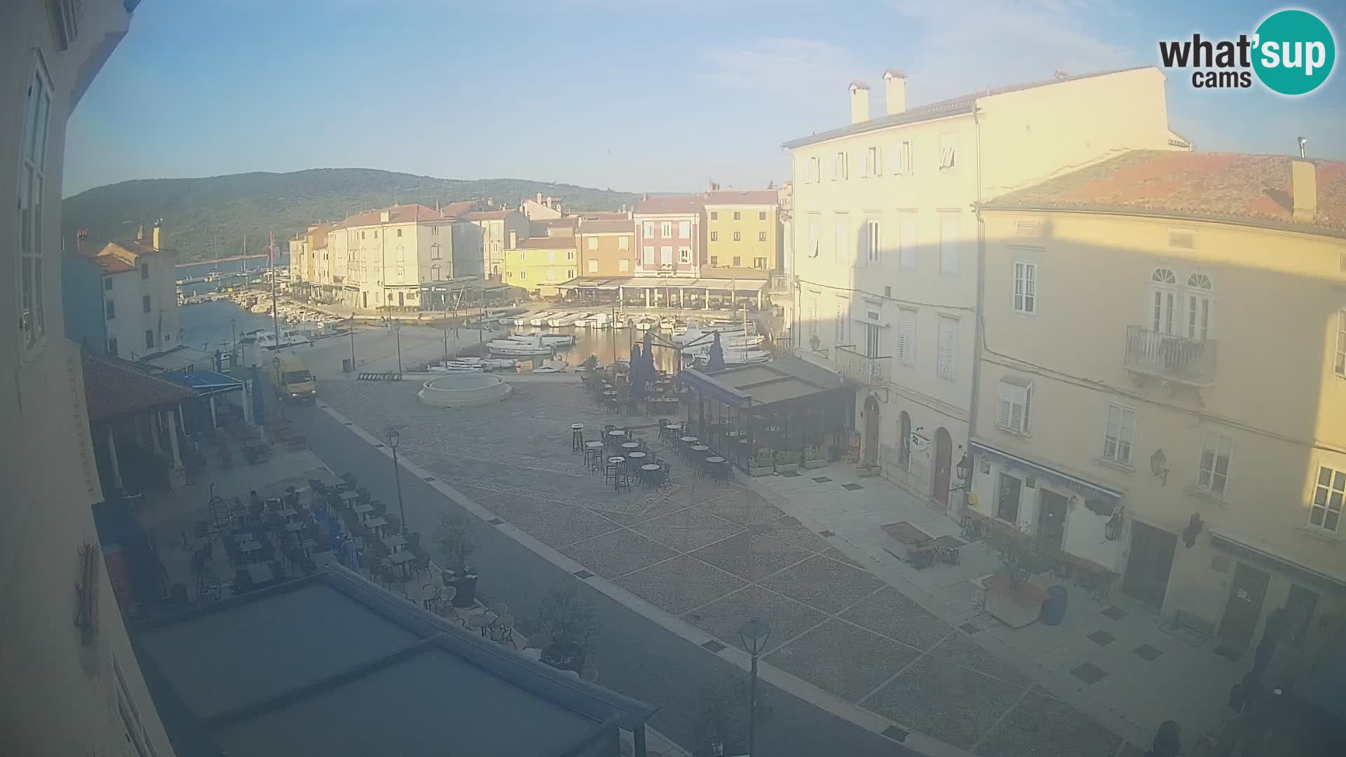 Web kamera Grad Cres – glavni trg i “mandrač” – otok Cres