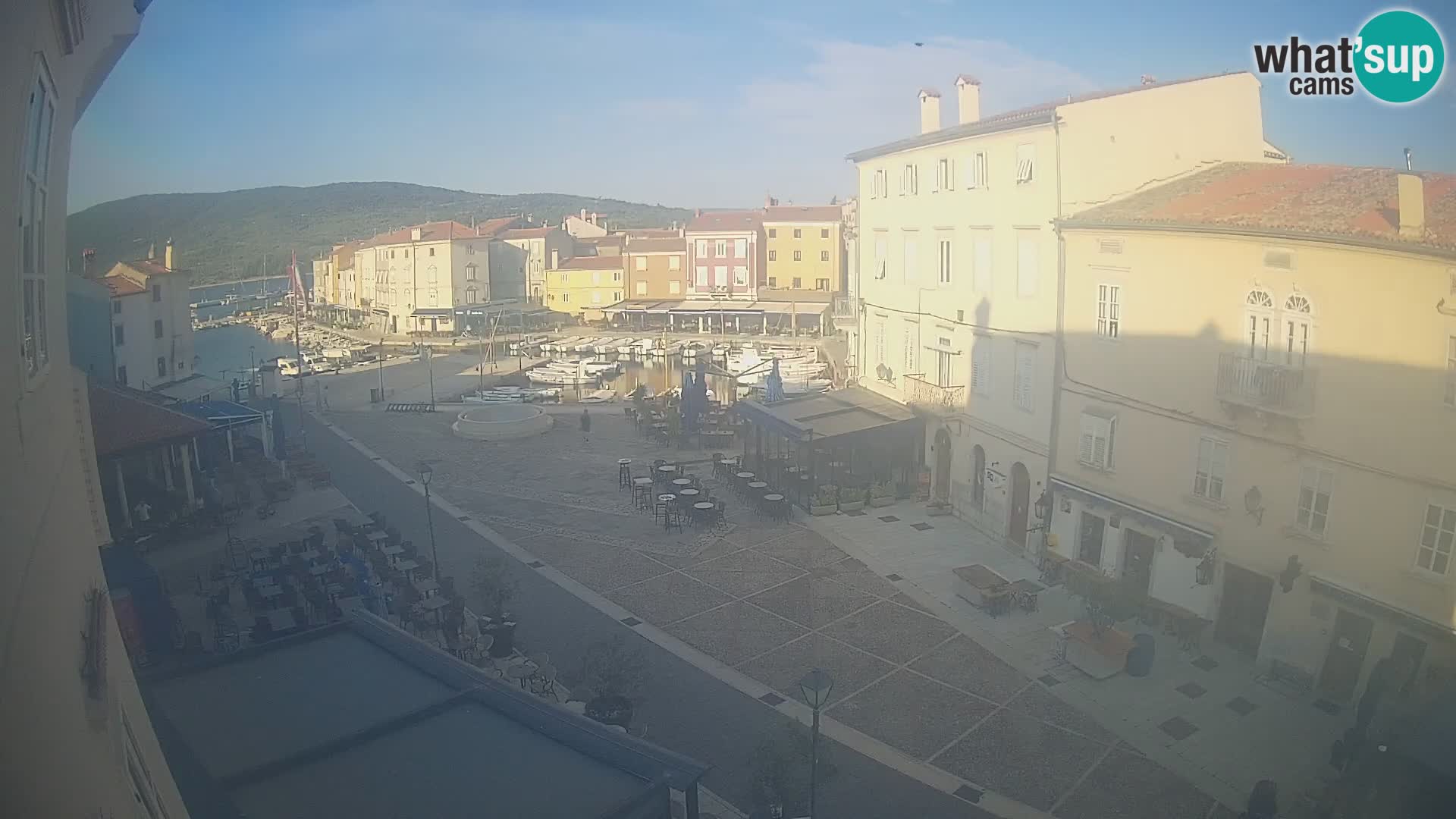 Web kamera Grad Cres – glavni trg i “mandrač” – otok Cres