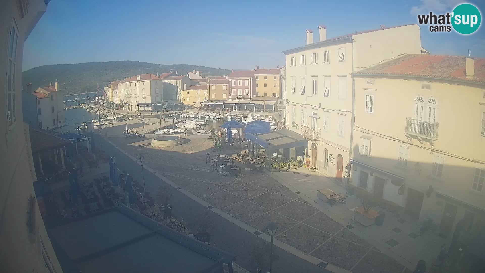 Web kamera Grad Cres – glavni trg i “mandrač” – otok Cres