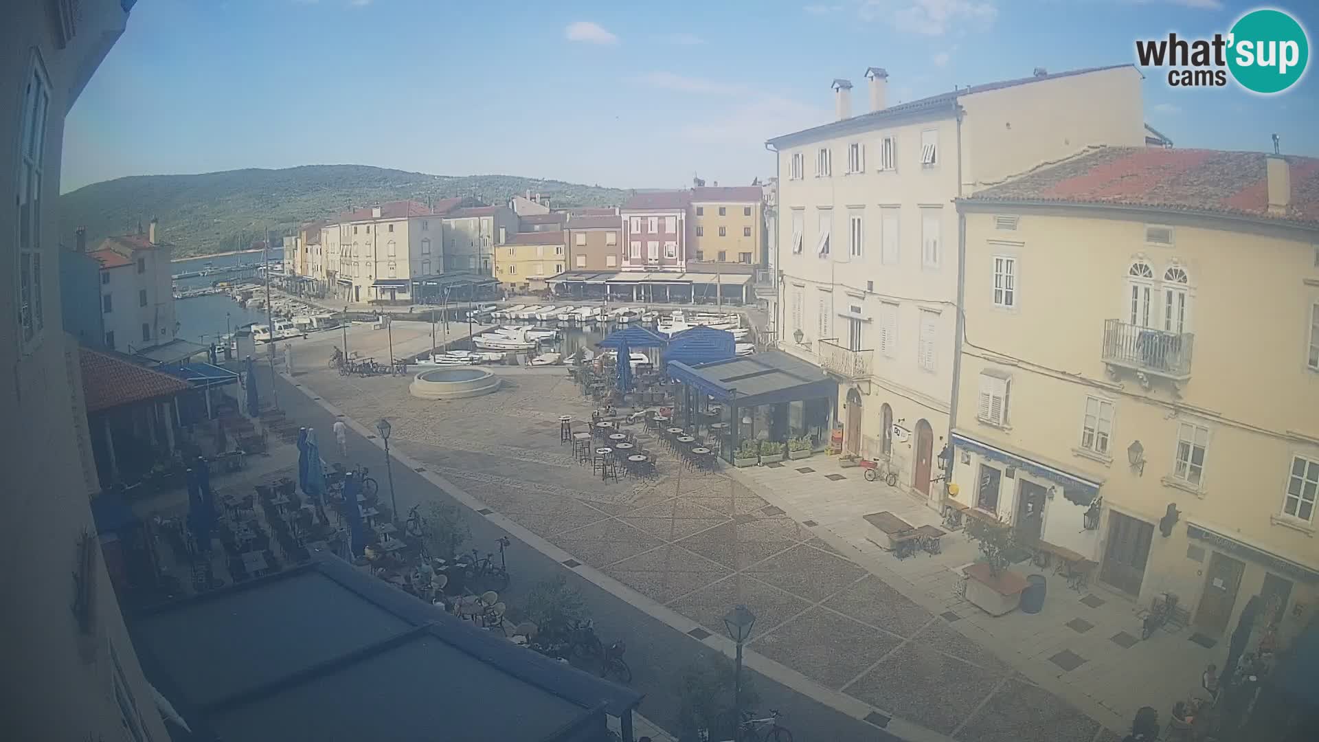 Web kamera Grad Cres – glavni trg i “mandrač” – otok Cres