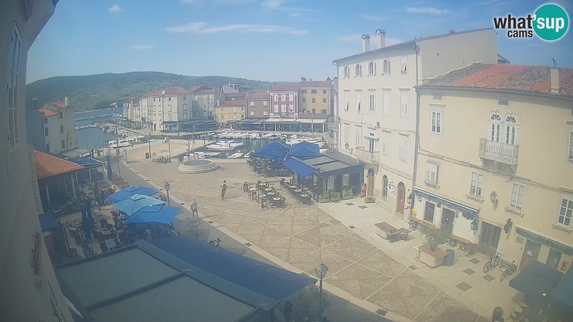 V ŽIVO spletna kamera Cres mesto – glavni trg in “mandrač” – otok Cres – Hrvaška