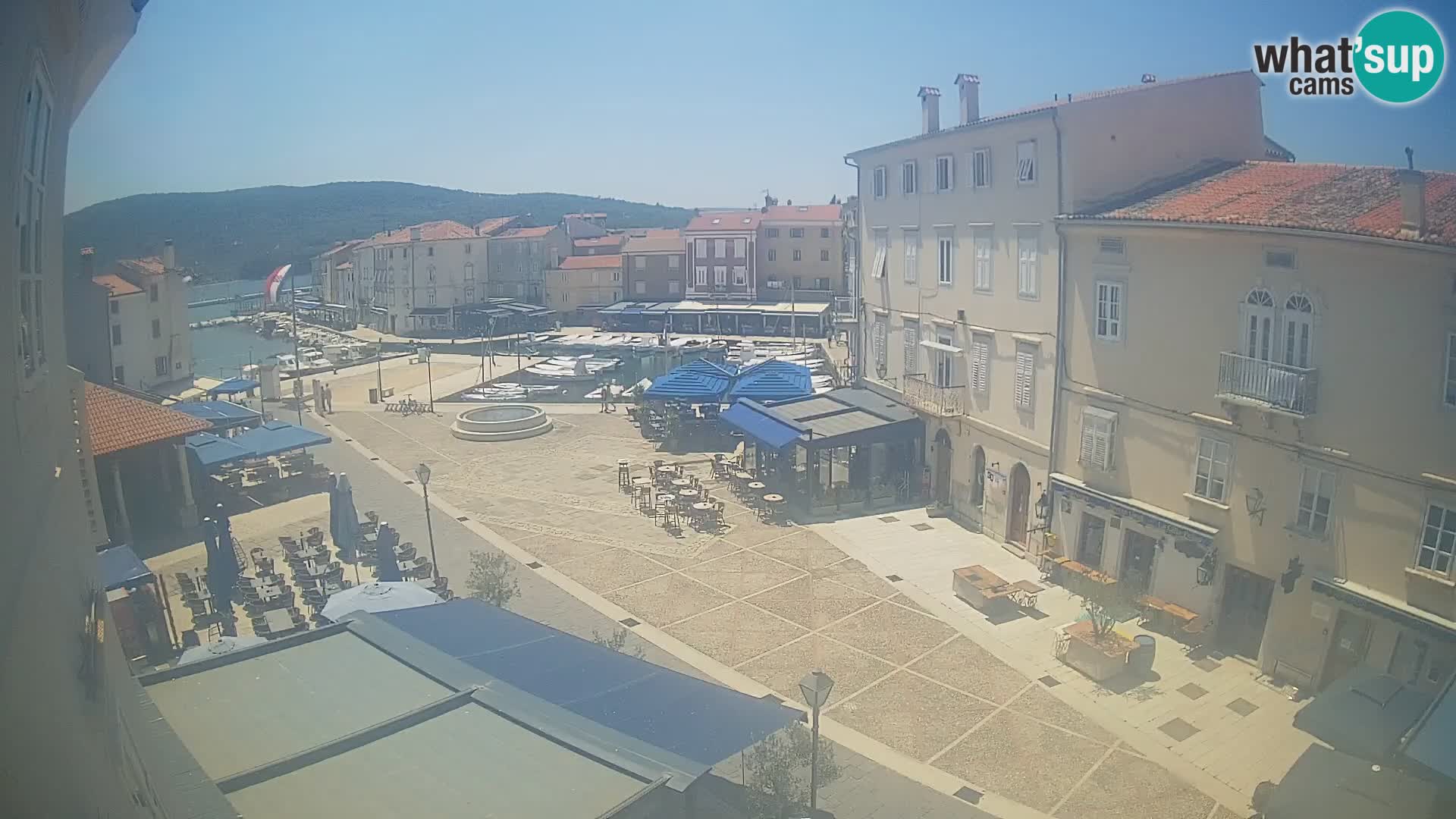Web kamera Grad Cres – glavni trg i “mandrač” – otok Cres