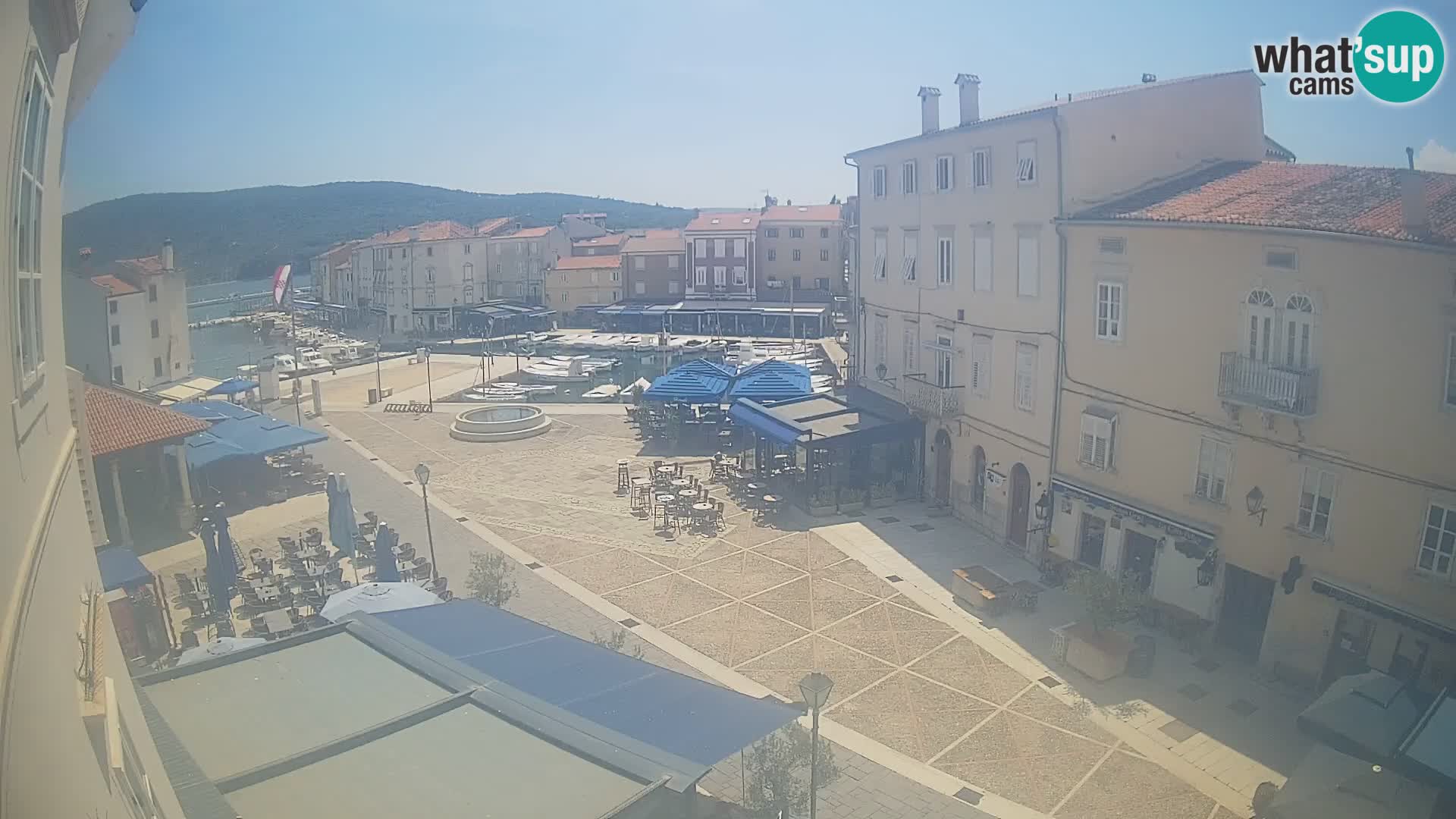 Web kamera Grad Cres – glavni trg i “mandrač” – otok Cres