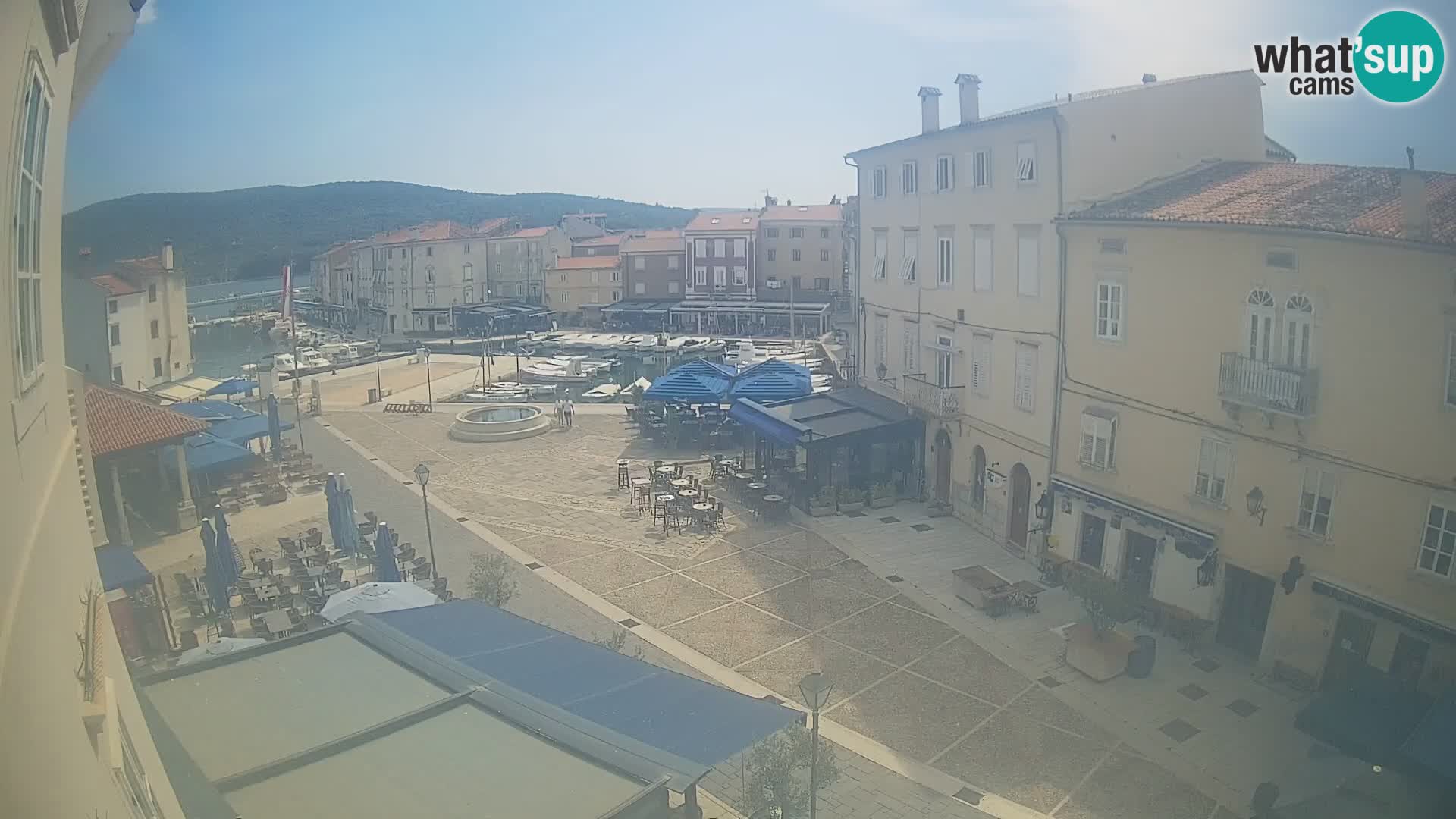 Web kamera Grad Cres – glavni trg i “mandrač” – otok Cres