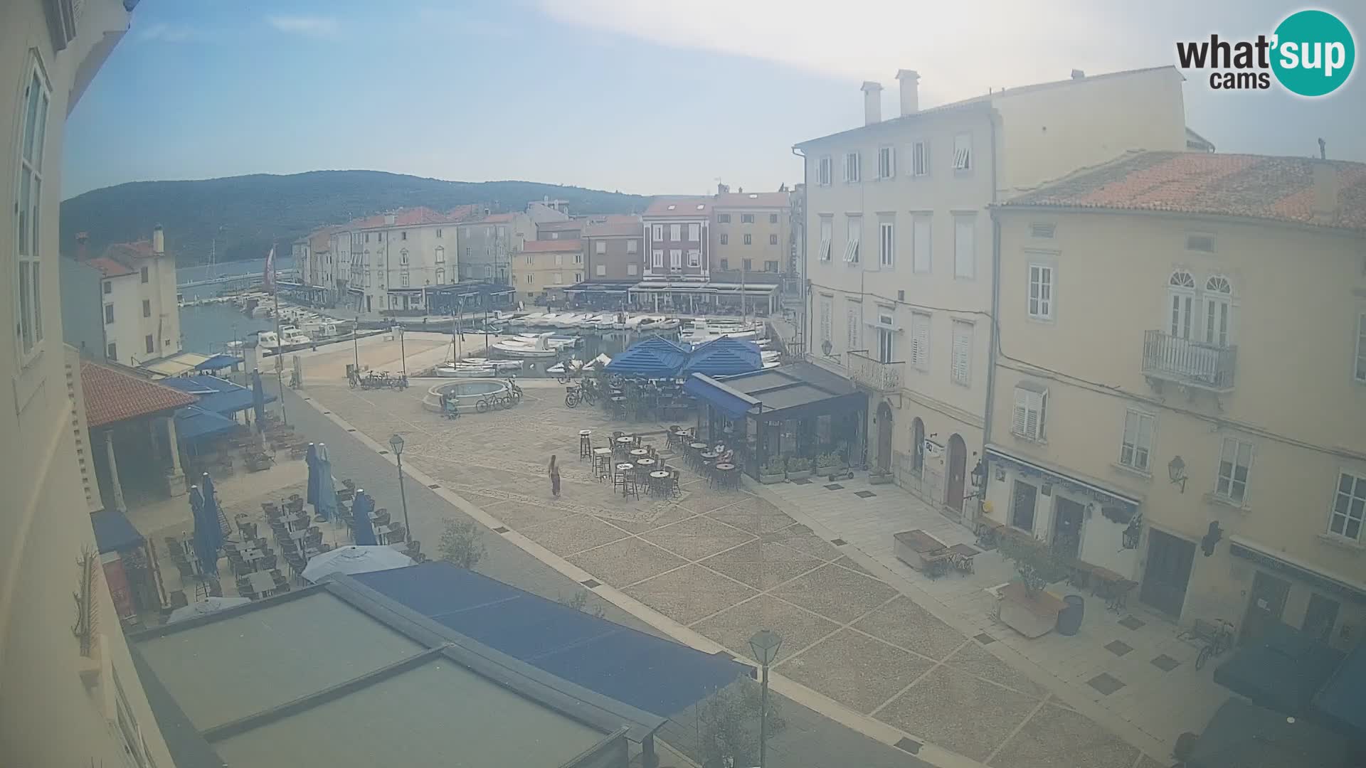 Web kamera Grad Cres – glavni trg i “mandrač” – otok Cres