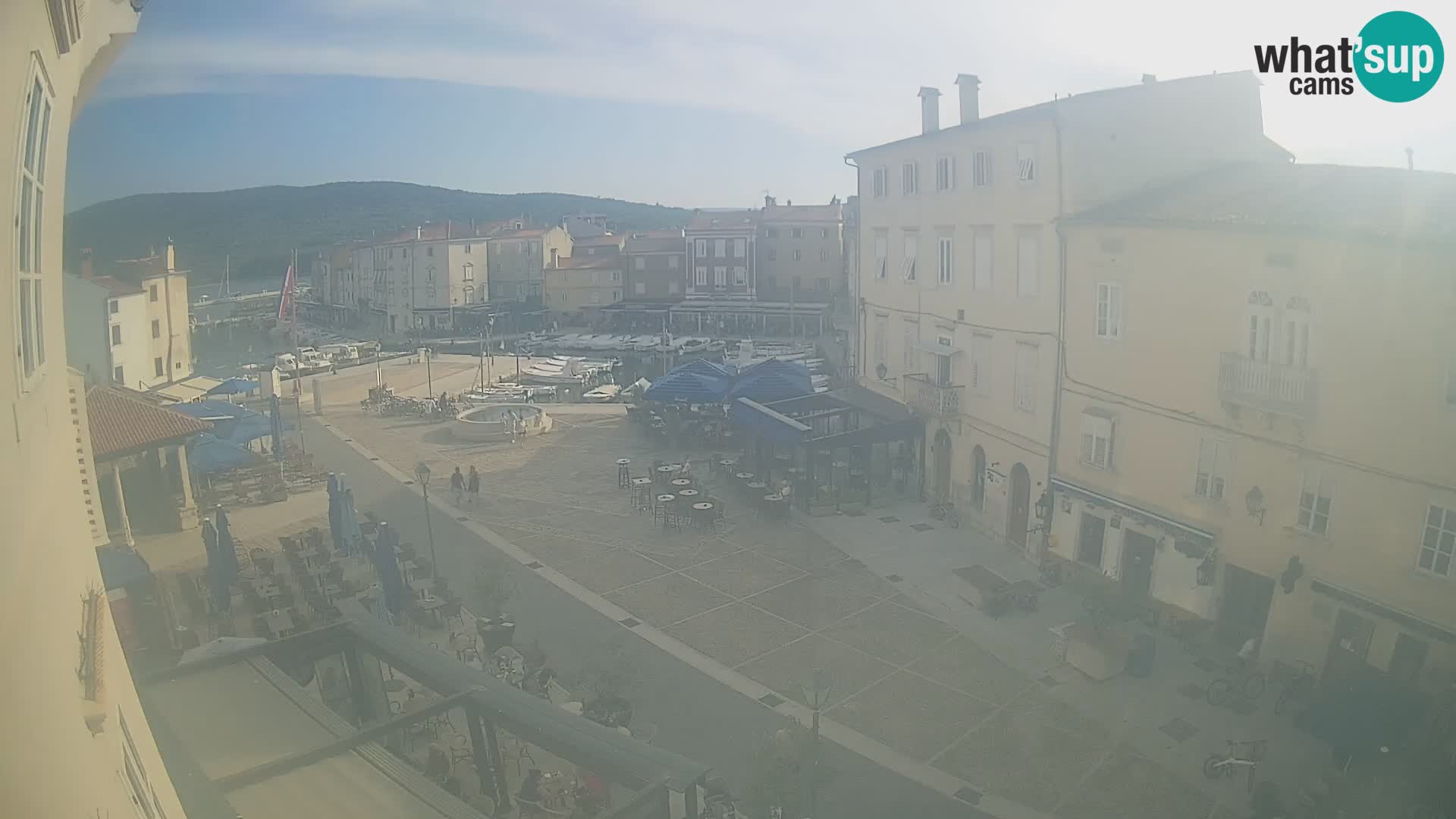 Web kamera Grad Cres – glavni trg i “mandrač” – otok Cres